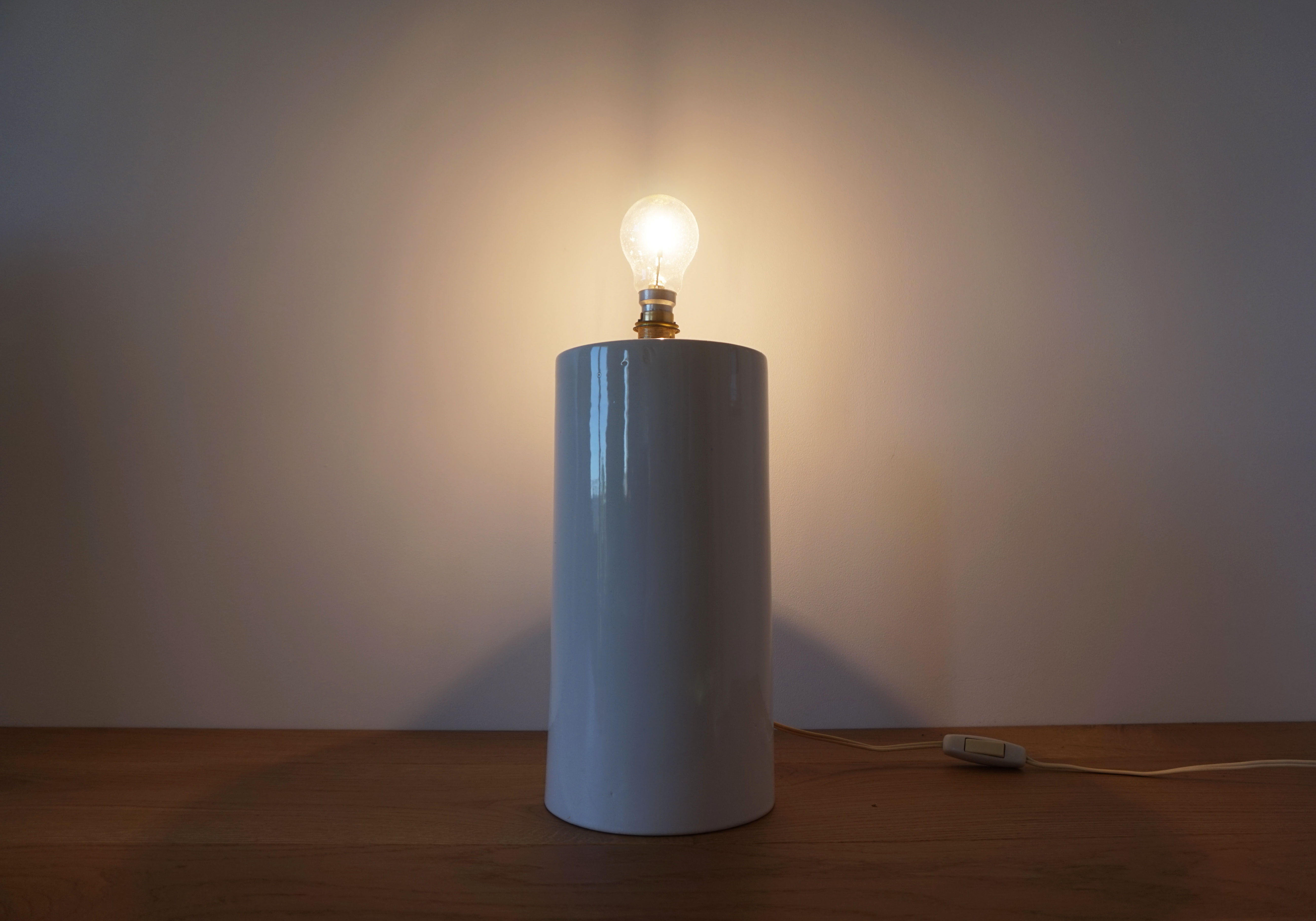 White ceramic lamp stand