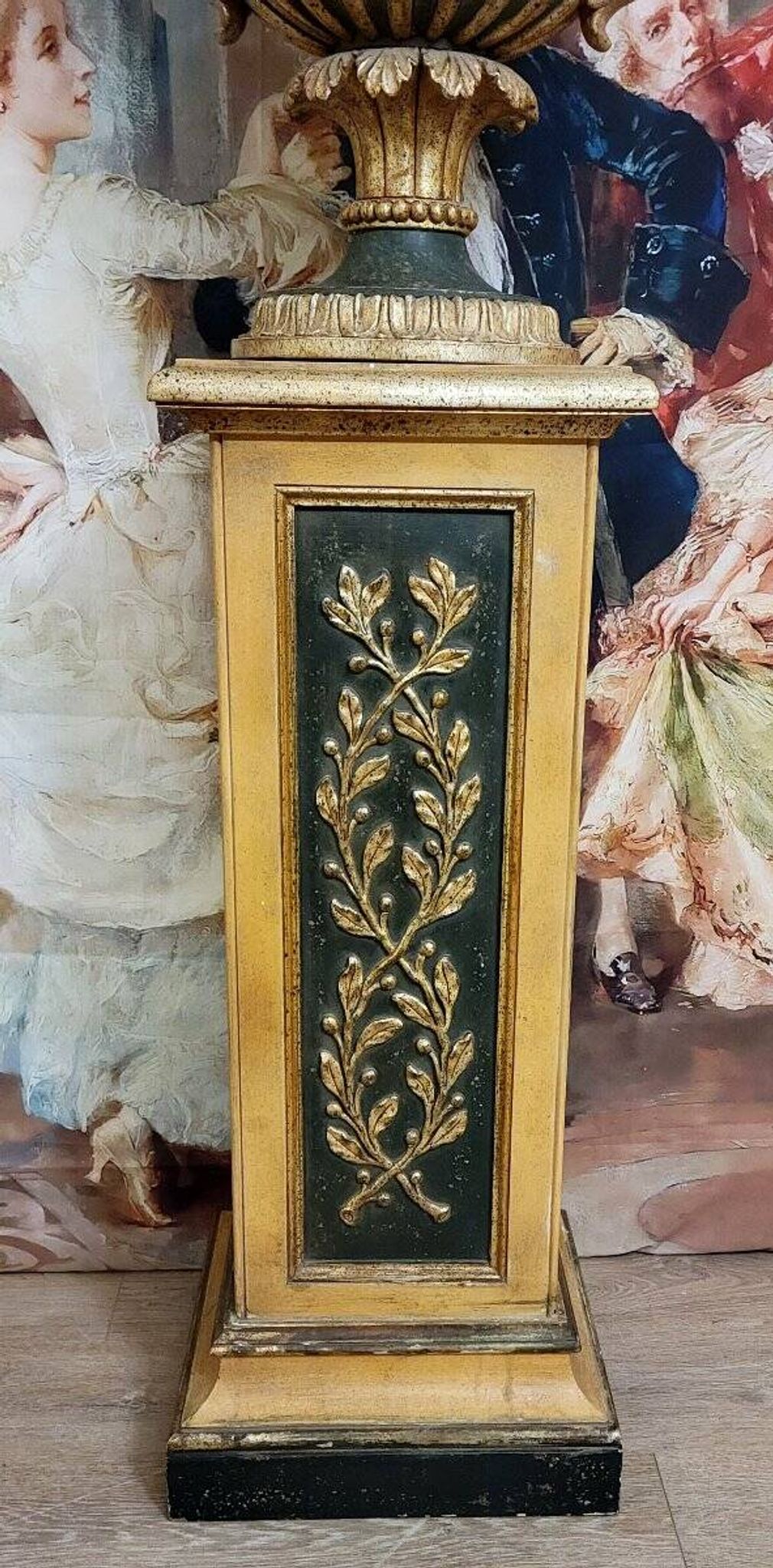 Very important decorative basin in carved and gilded wood, resting on its matching pedestal.