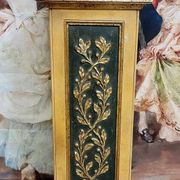 Very important decorative basin in carved and gilded wood, resting on its matching pedestal.