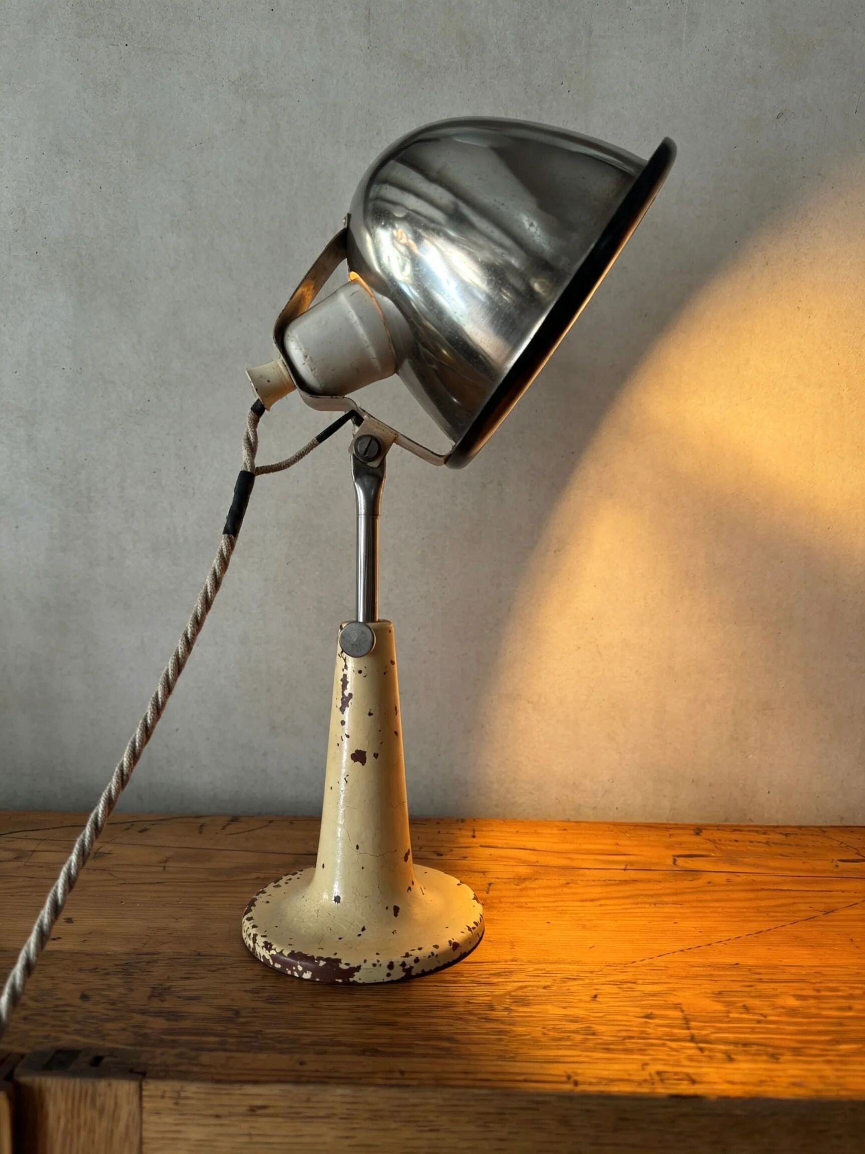 Lampe de table dans le style de Fritz Pendorff (RDA) vers les années 1950.