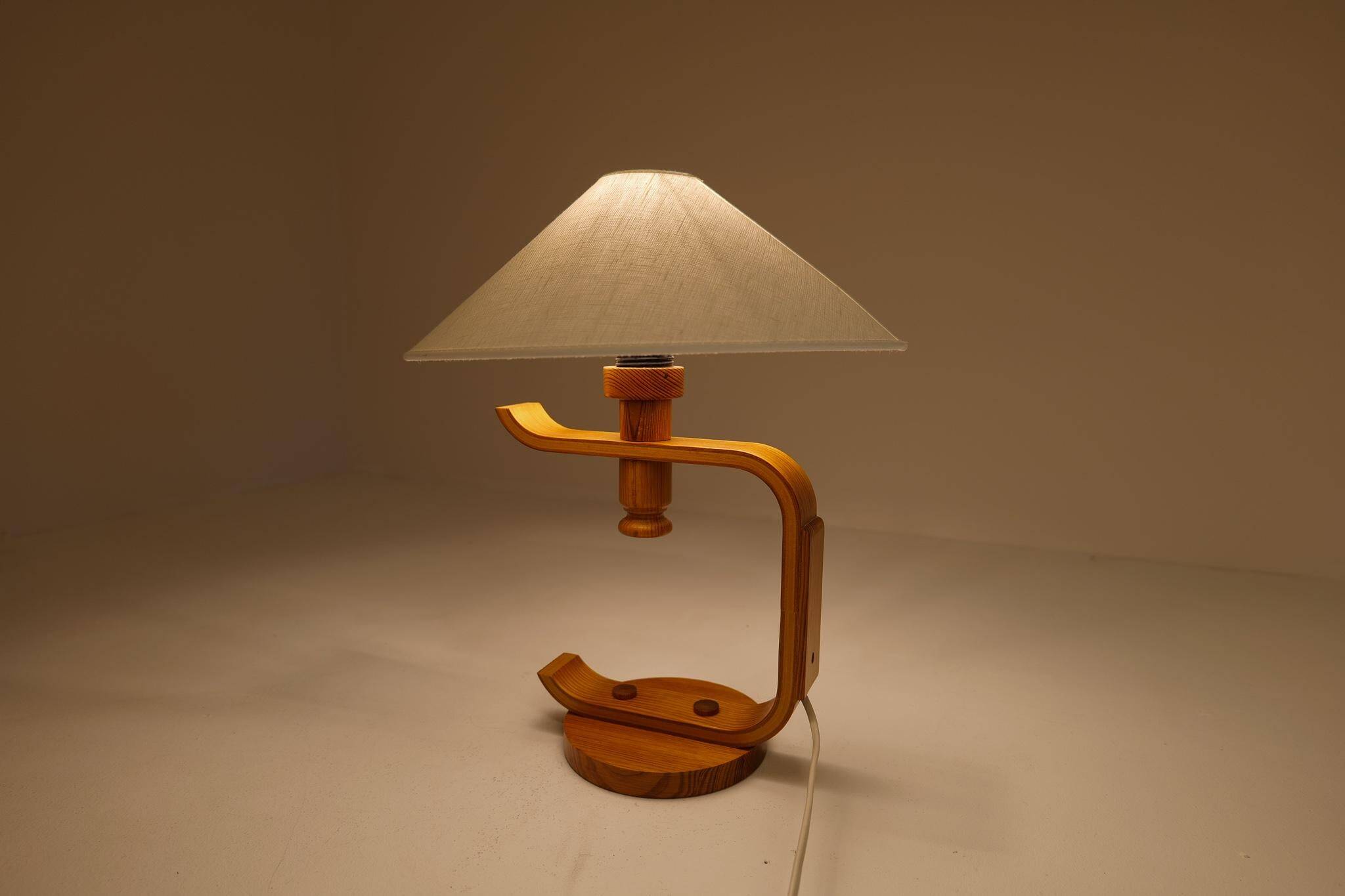 Mid-century modern sculptural table lamp in pine, 1970s.
