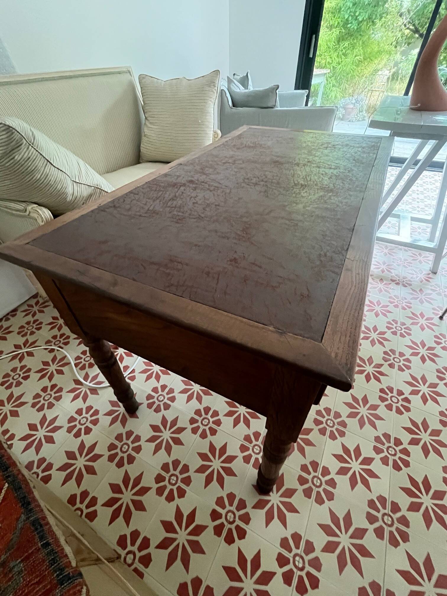 Desk with turned legs