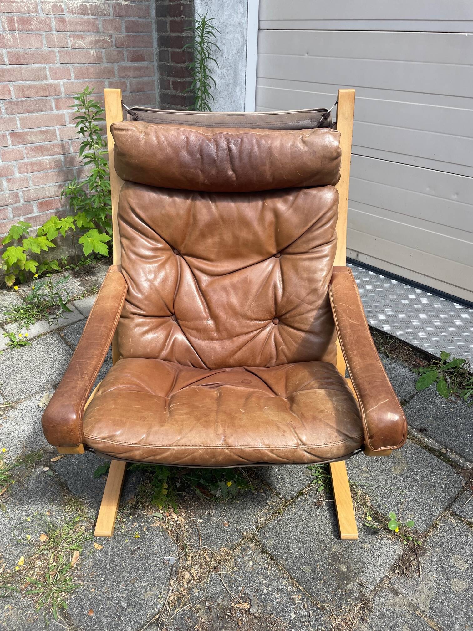 Beautiful vintage Westnofa chair model Siesta by Ingmar Relling. Leather Siësta chair. Nice patina.