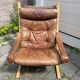 Belle chaise vintage Westnofa modèle Siesta par Ingmar Relling. Chaise Siësta en cuir. Belle patine.