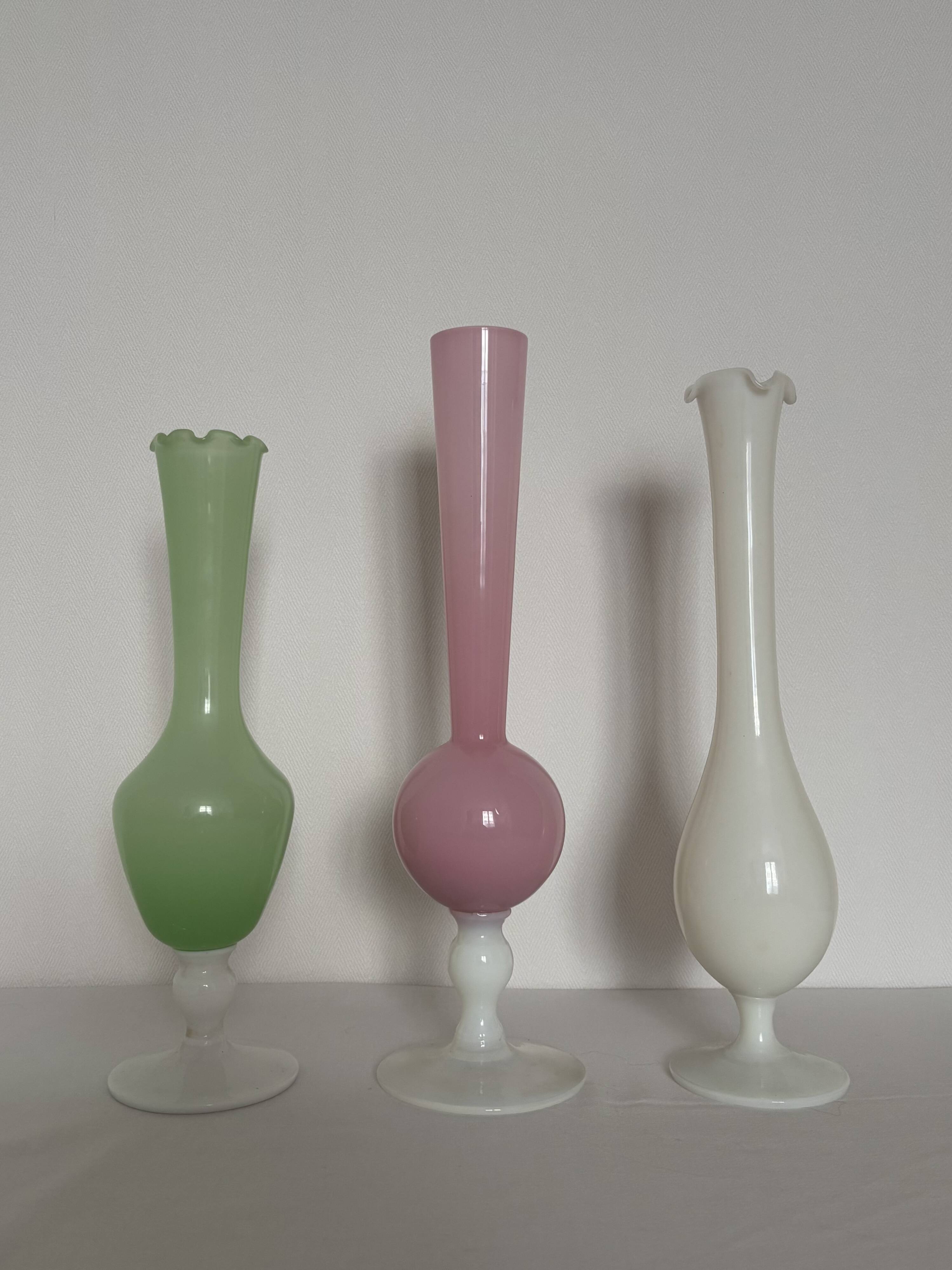 Lot de 3 vases anciens en opaline rose, blanc, vert