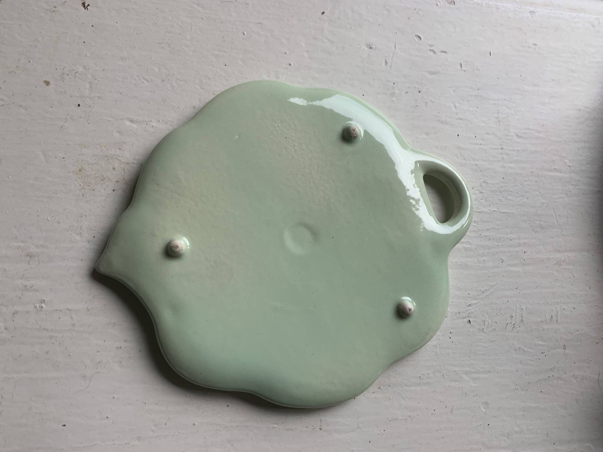 Pocket tray, barbotine in the shape of a vintage green leaf