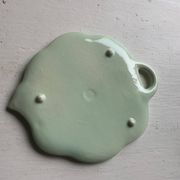 Pocket tray, barbotine in the shape of a vintage green leaf