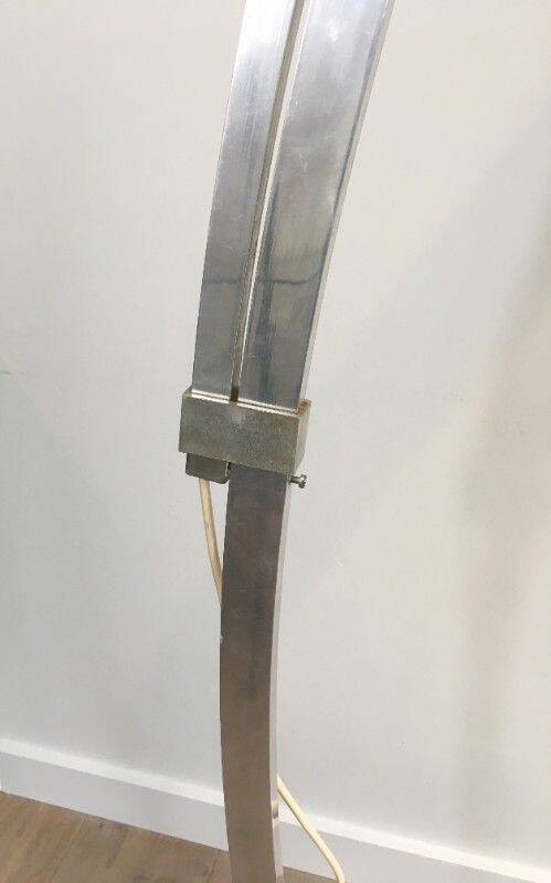 Rare lampadaire de parquet de style Arco en aluminium brossé, réflecteur conique en plastique blanc et socle de marbre carré