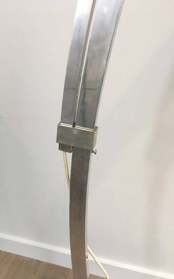Rare lampadaire de parquet de style Arco en aluminium brossé, réflecteur conique en plastique blanc et socle de marbre carré