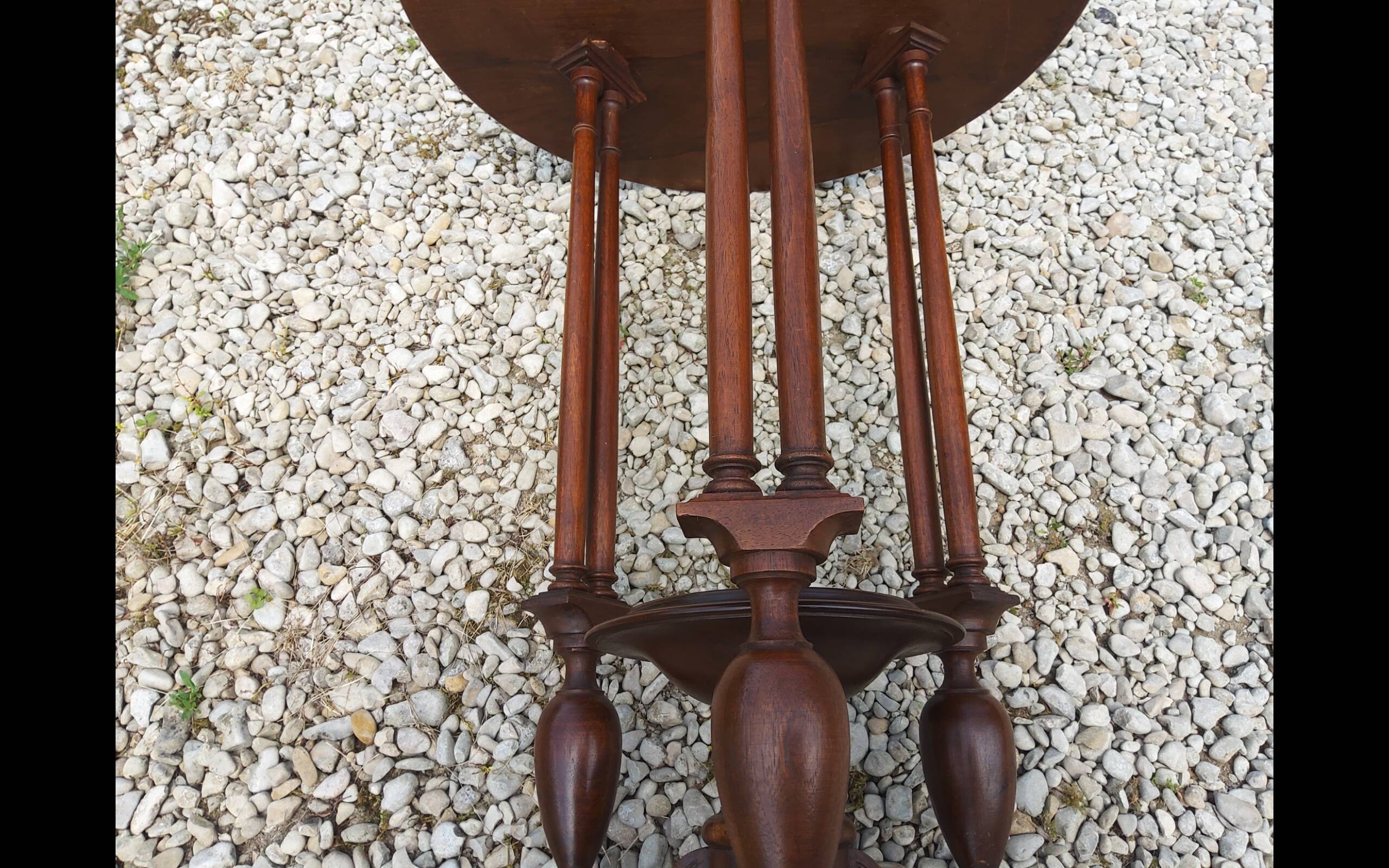Side table in walnut