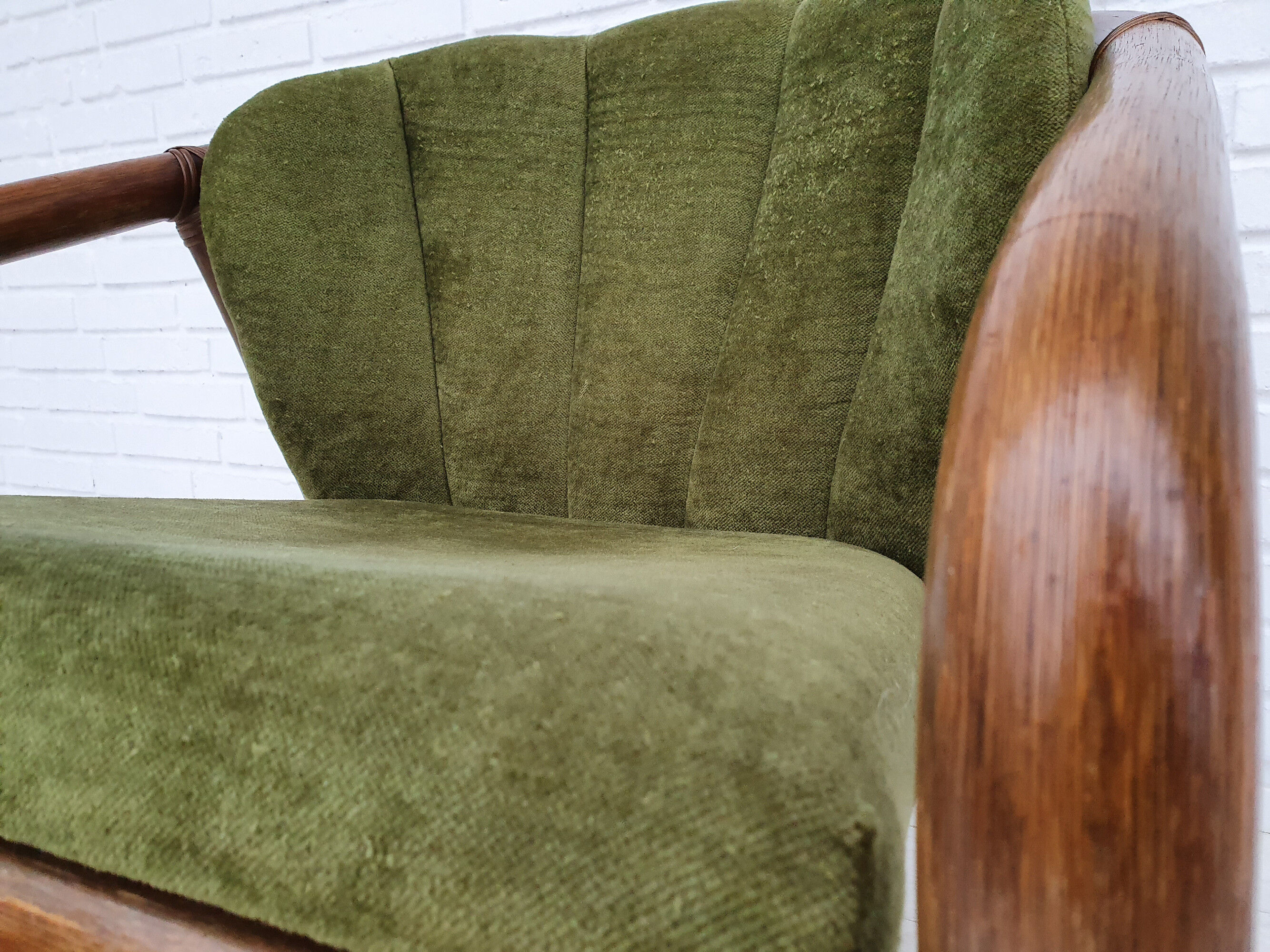 Fauteuil danois, rotin, velours, années 70