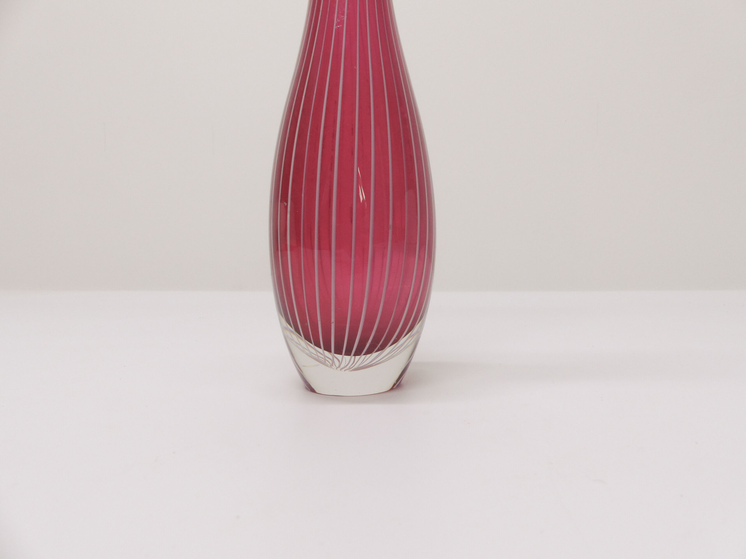 Scandinavian tulip vase in pink glass with fine white canes