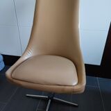 Chaise en skaï brun clair