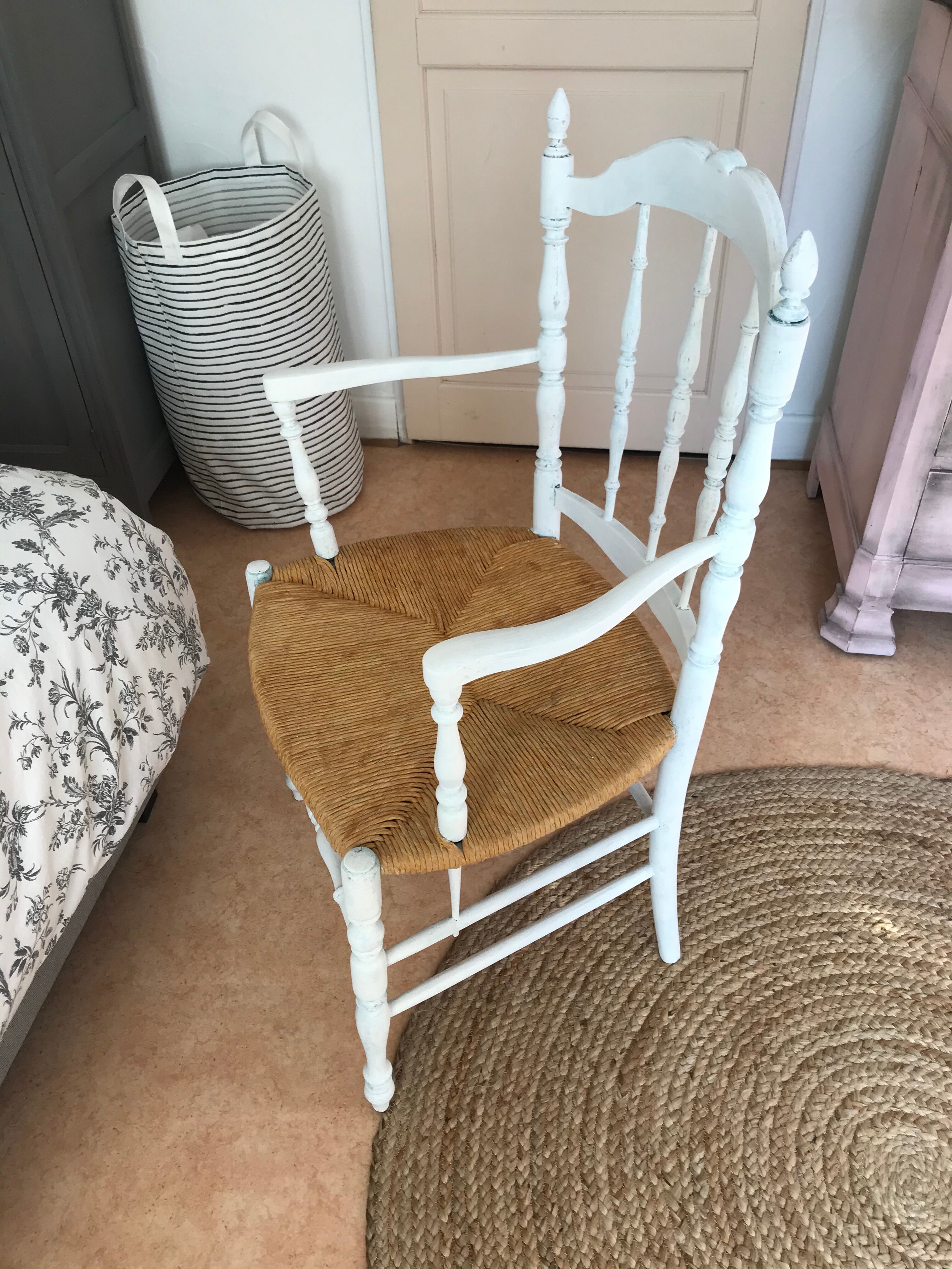 Fauteuil blanc assise paillée