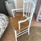 Fauteuil blanc assise paillée