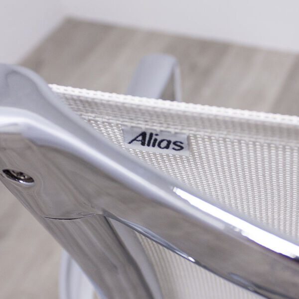 Chaise bigframe 44/440 de chez alias avec accoudoirs et résille blanche