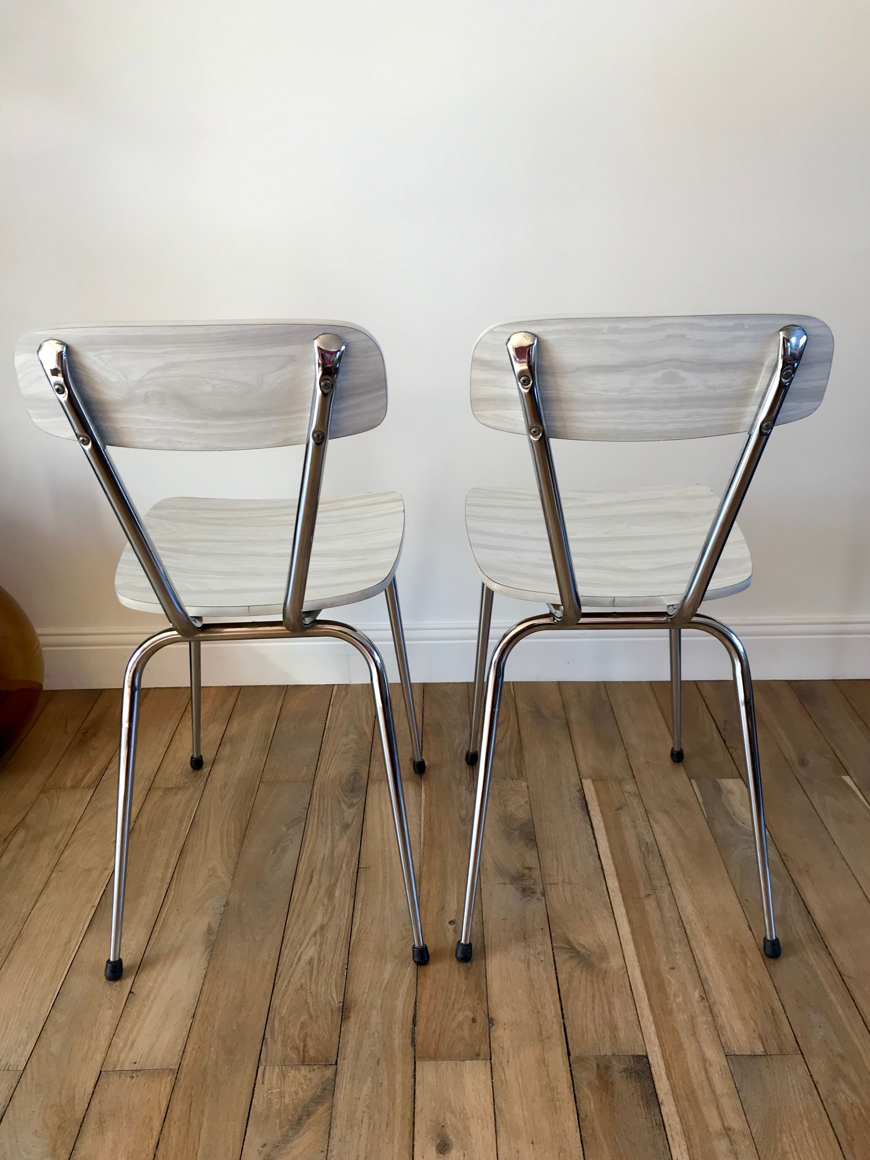 Duo de chaises en formica blanches effet marbré années 70