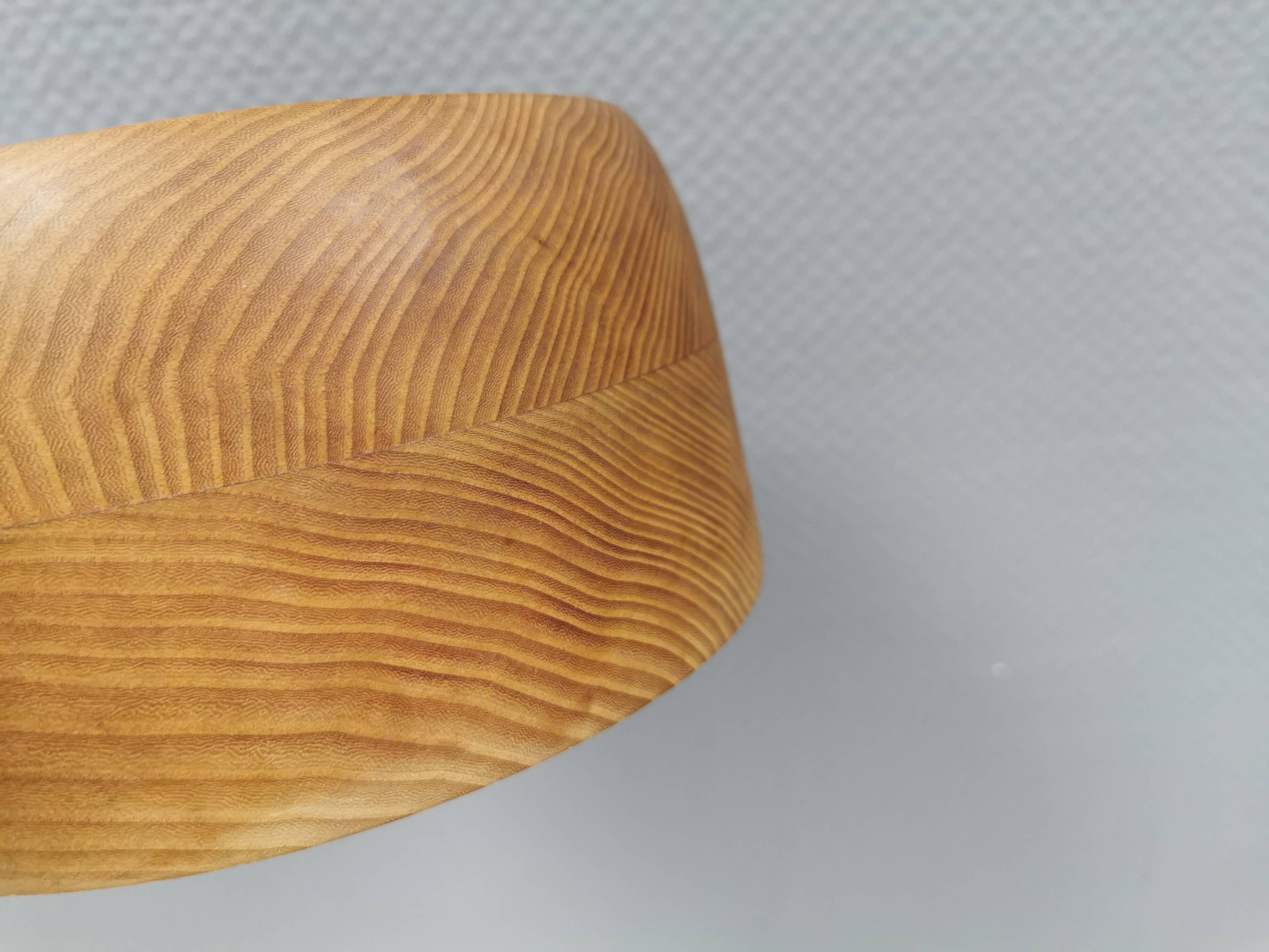 Grand bol danois en bois de frêne tourné années 1970.