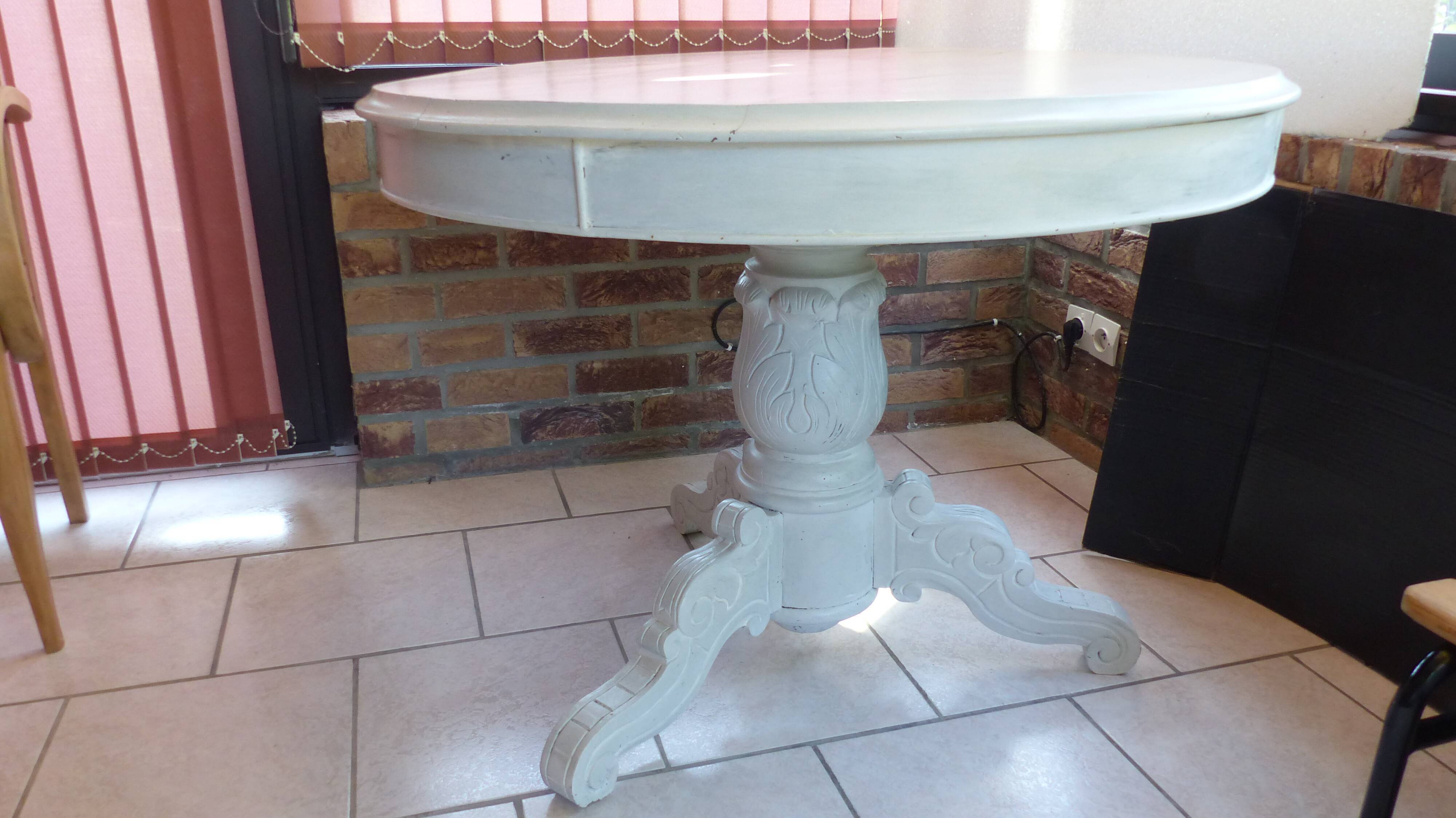 Round table & 3 chairs