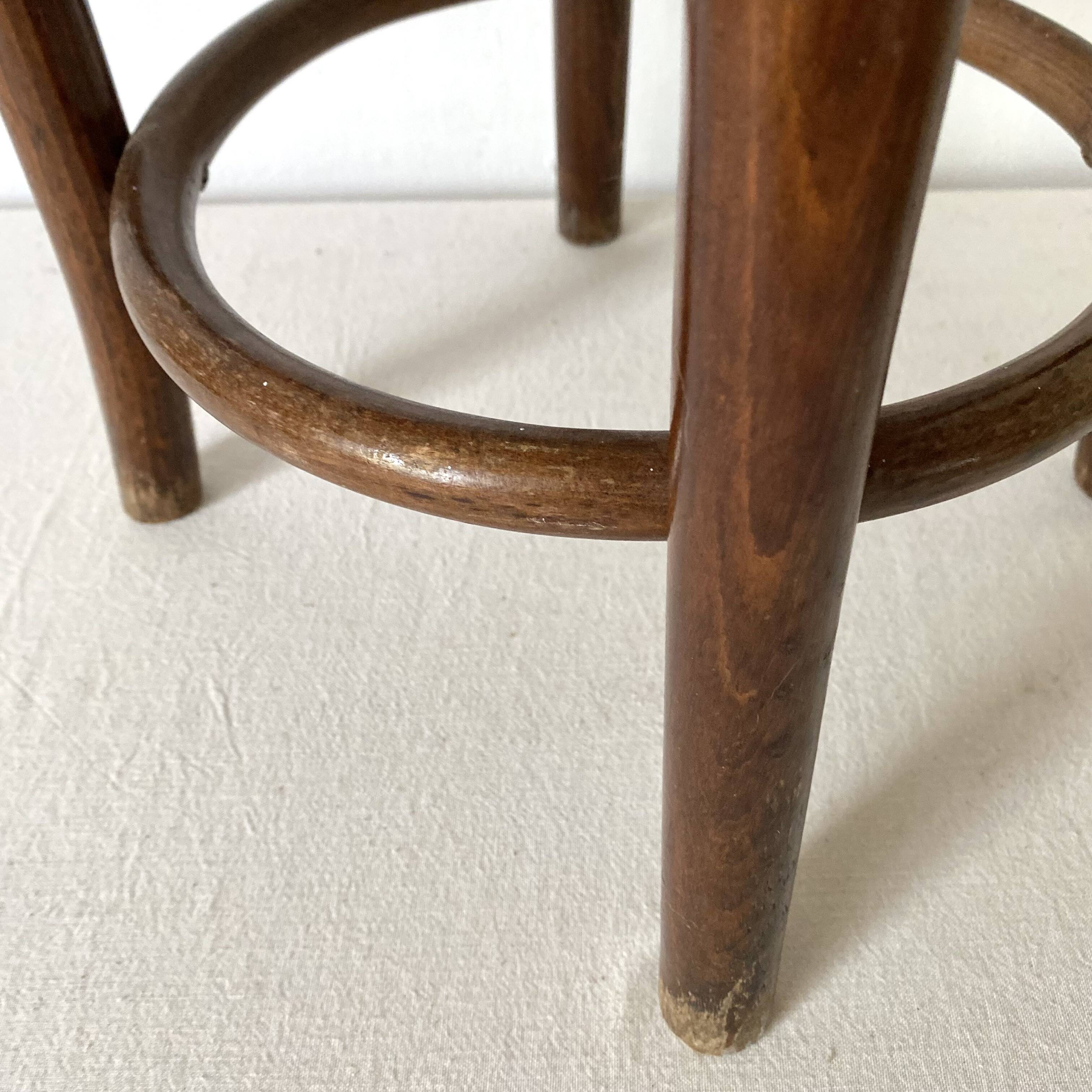 Tabouret en bois et cannage style bistrot