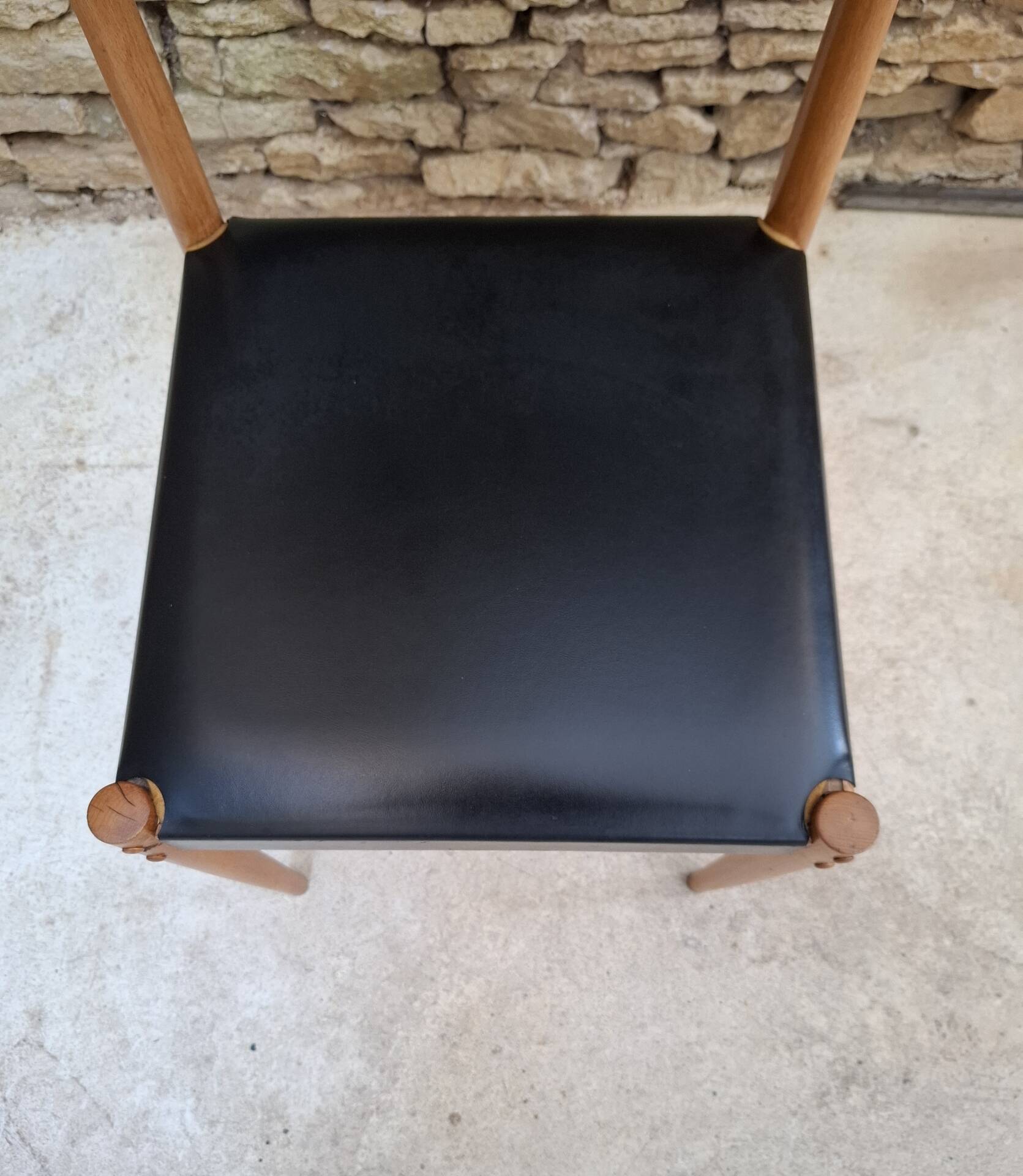 Chaise scandinave hêtre et skaï