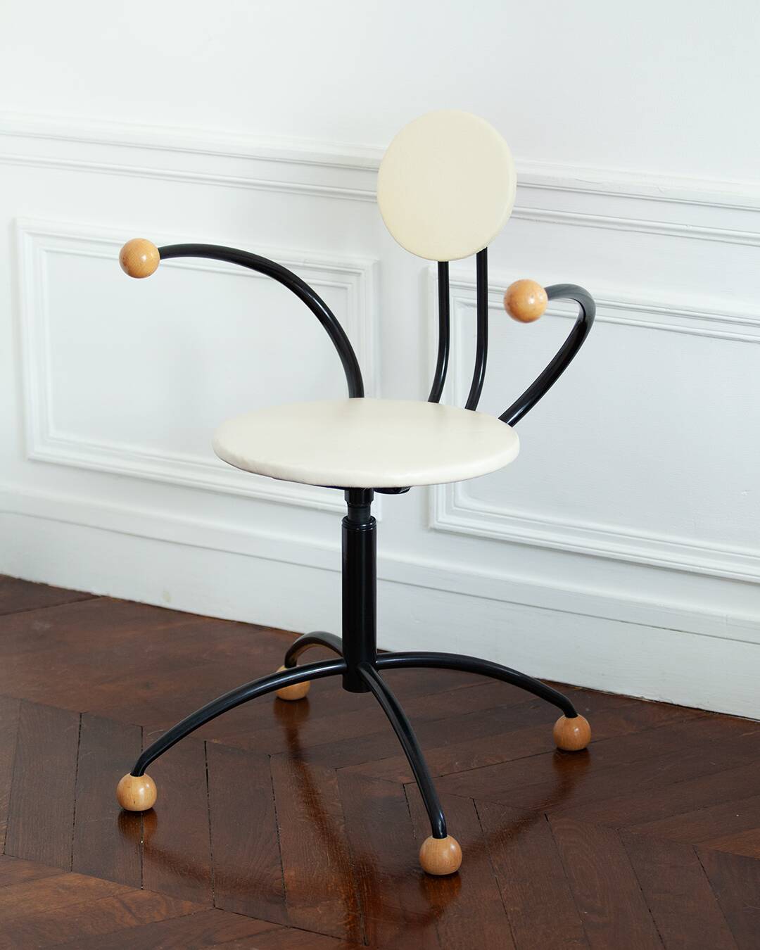 MEMPHIS style white leather chair