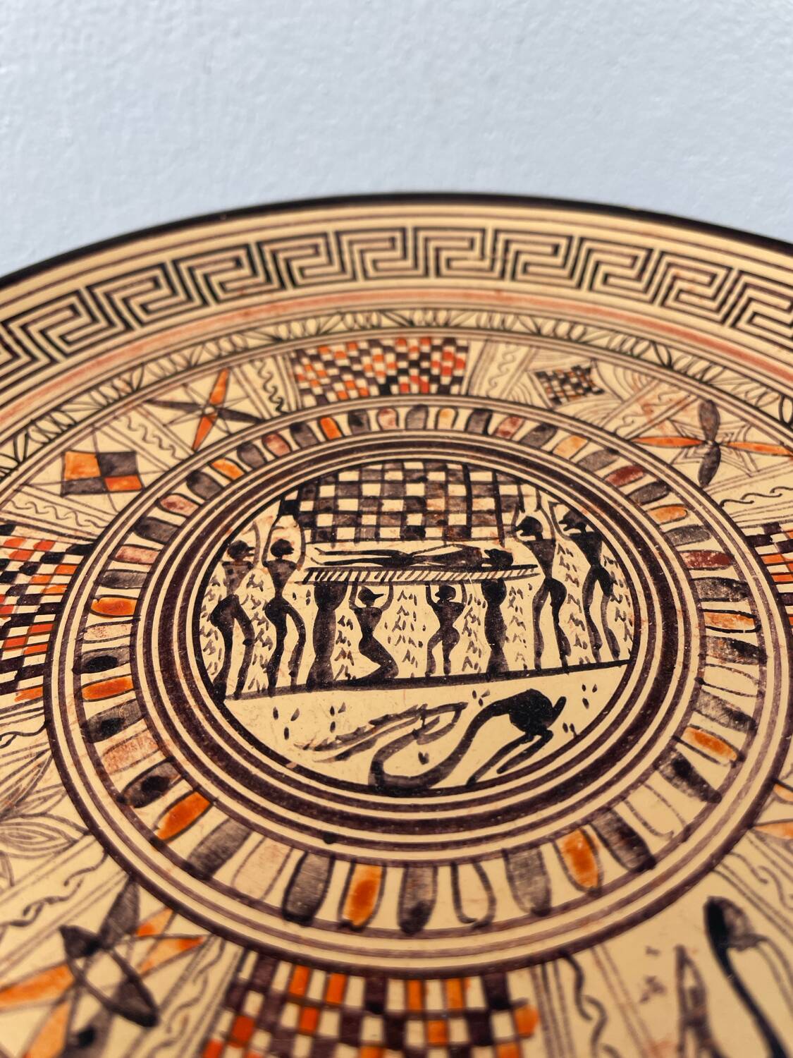 Assiette décorative grecque en terre cuite géométrique