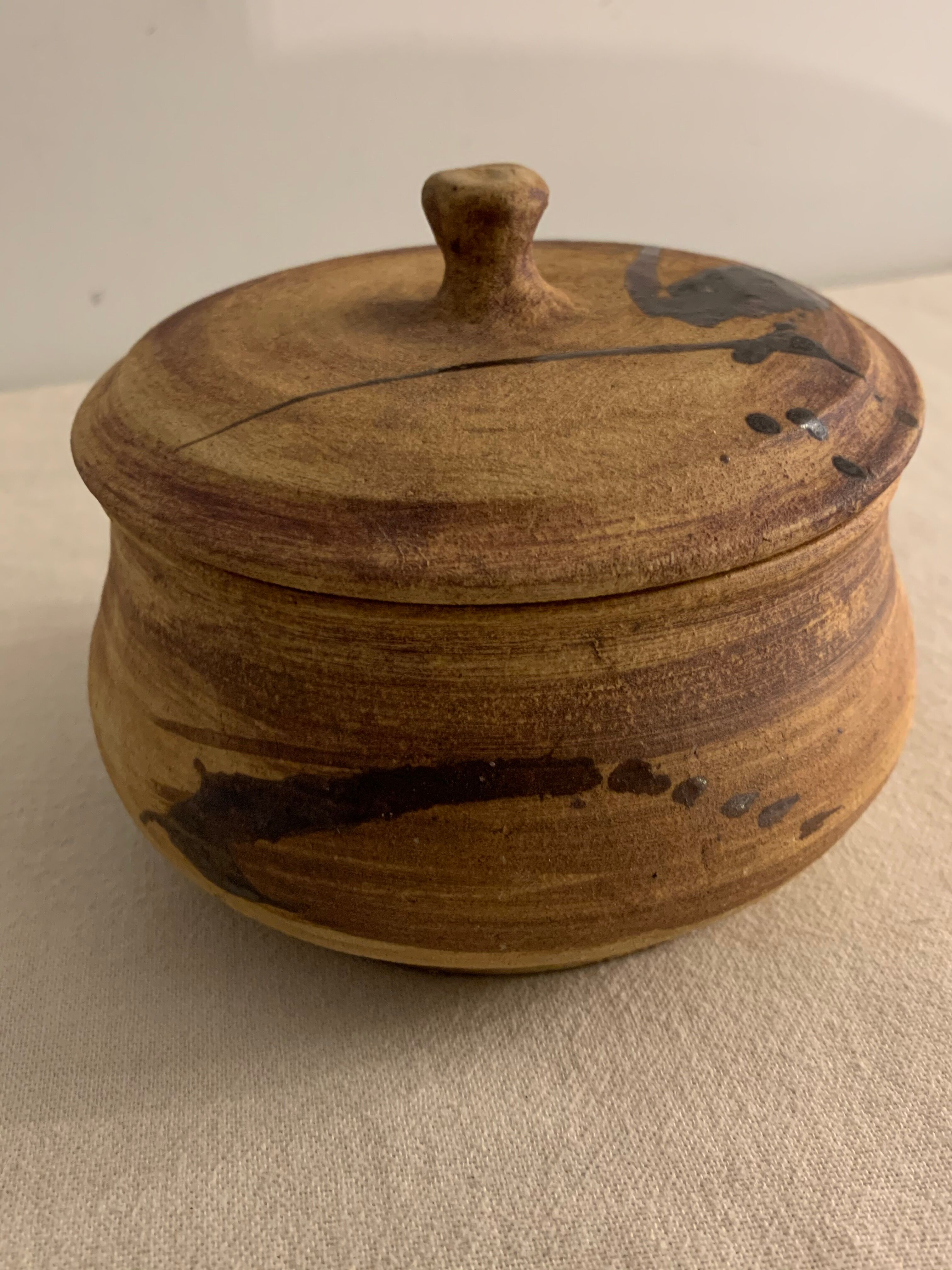 Ancient pot and its lid Pottery of the Dove in sandstone 1975
