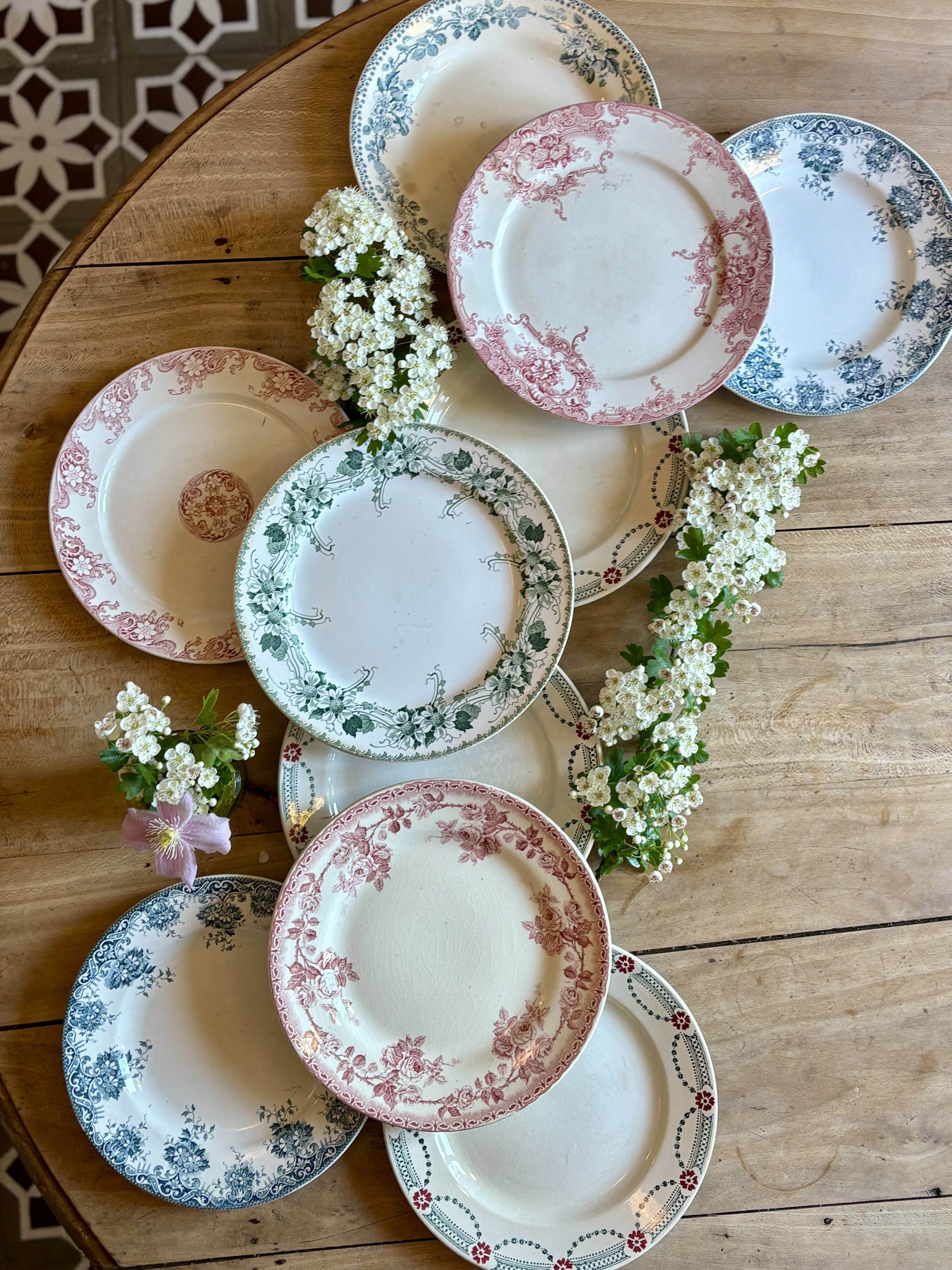 Lot de 10 assiettes plates anciennes en terre de fer dépareillées