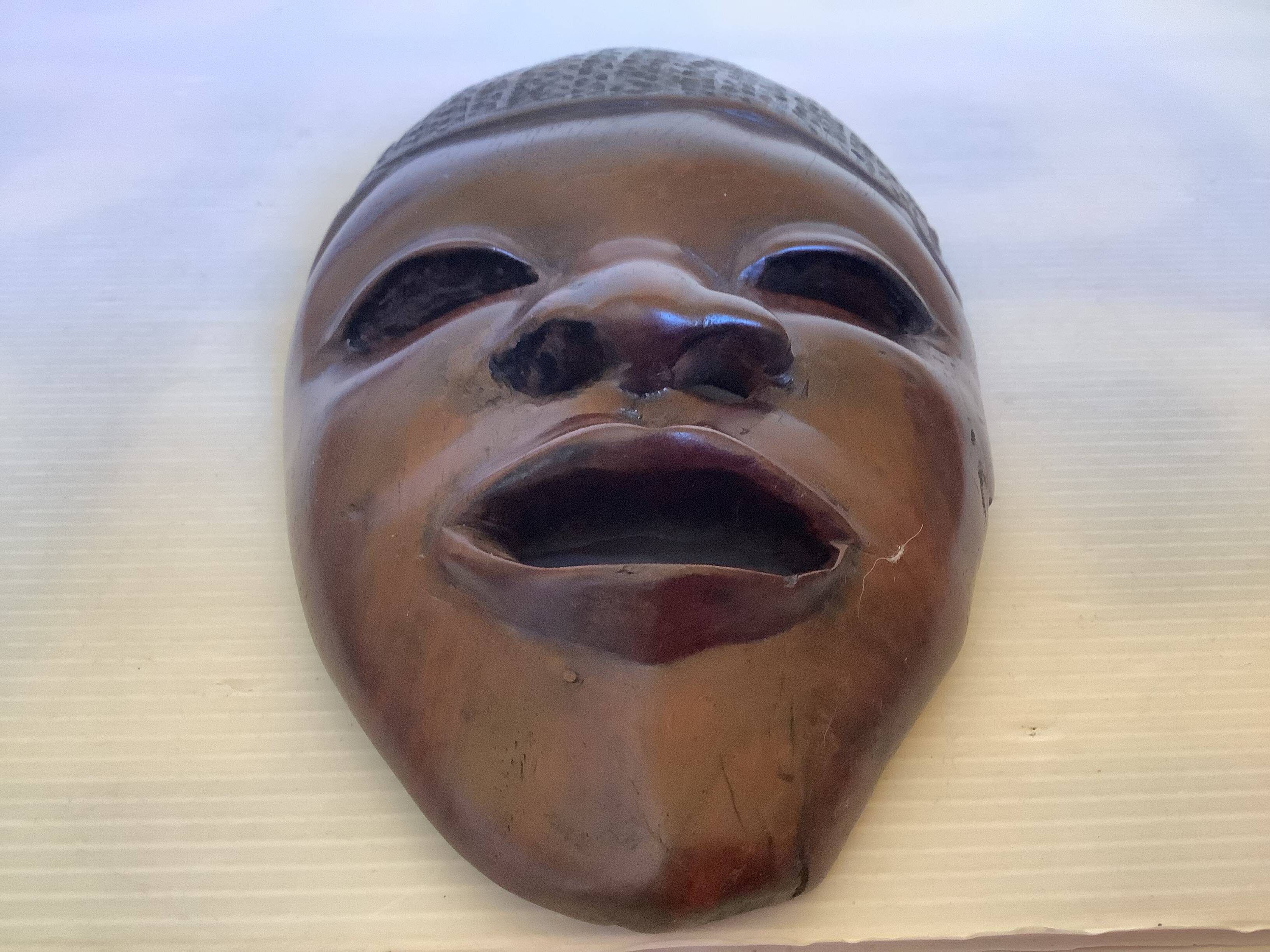 Masque africain en bois massif