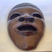Masque africain en bois massif