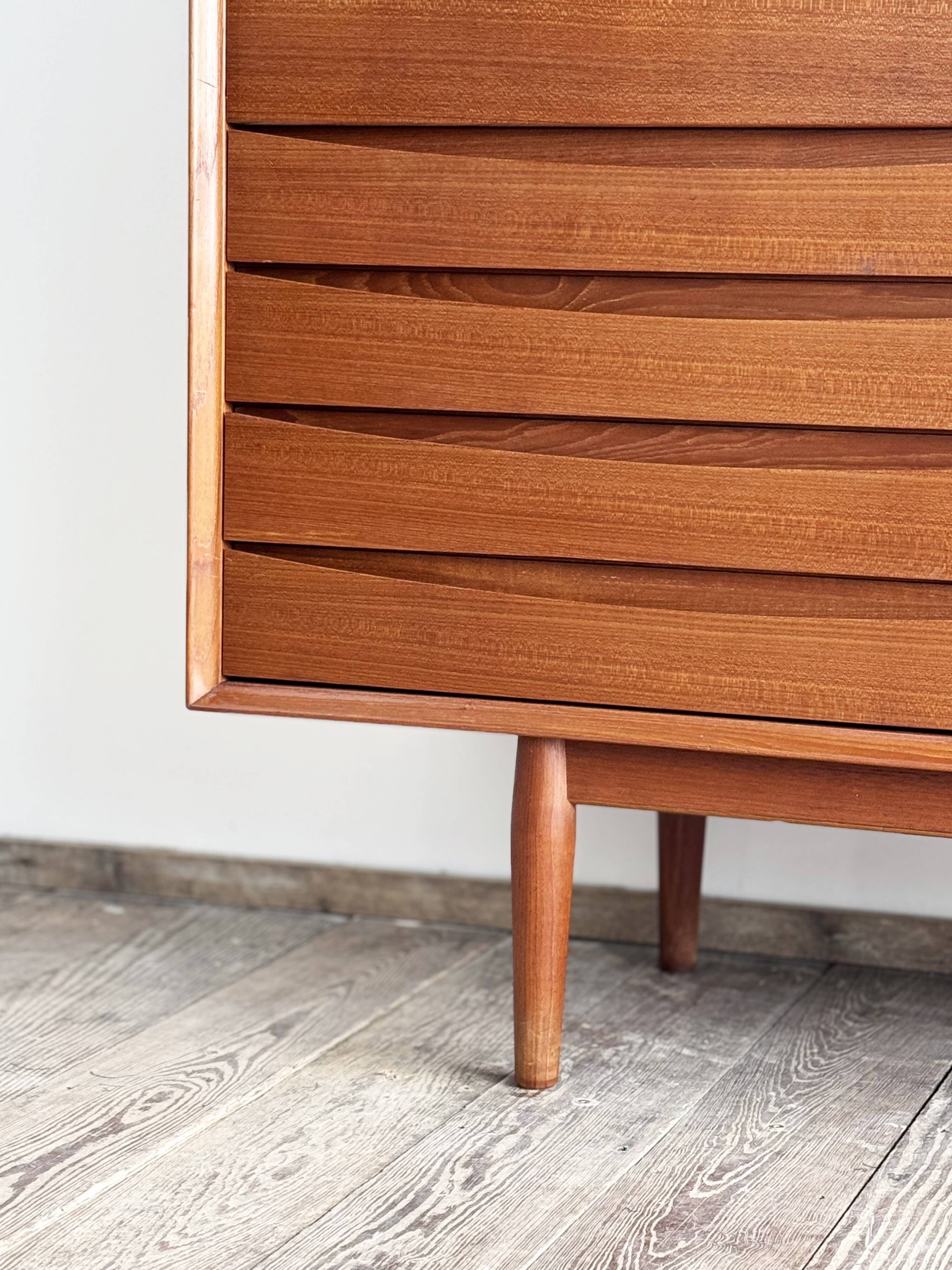 Grand Buffet Mid-Century Moderne en Teck avec Portes Tambour par Arne Vodder pour Sibast, Danemark