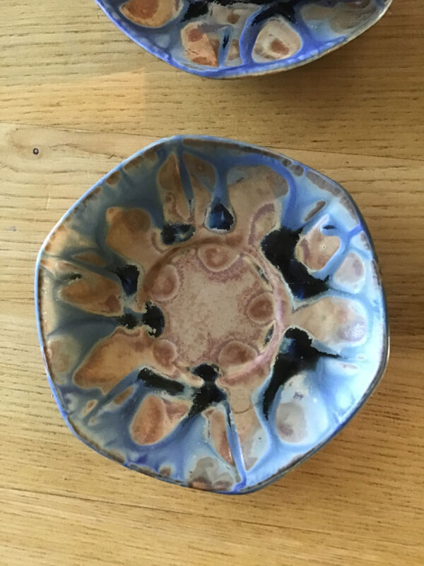 9 tasses et sous tasses octogonales en grès vernissé G Metenier