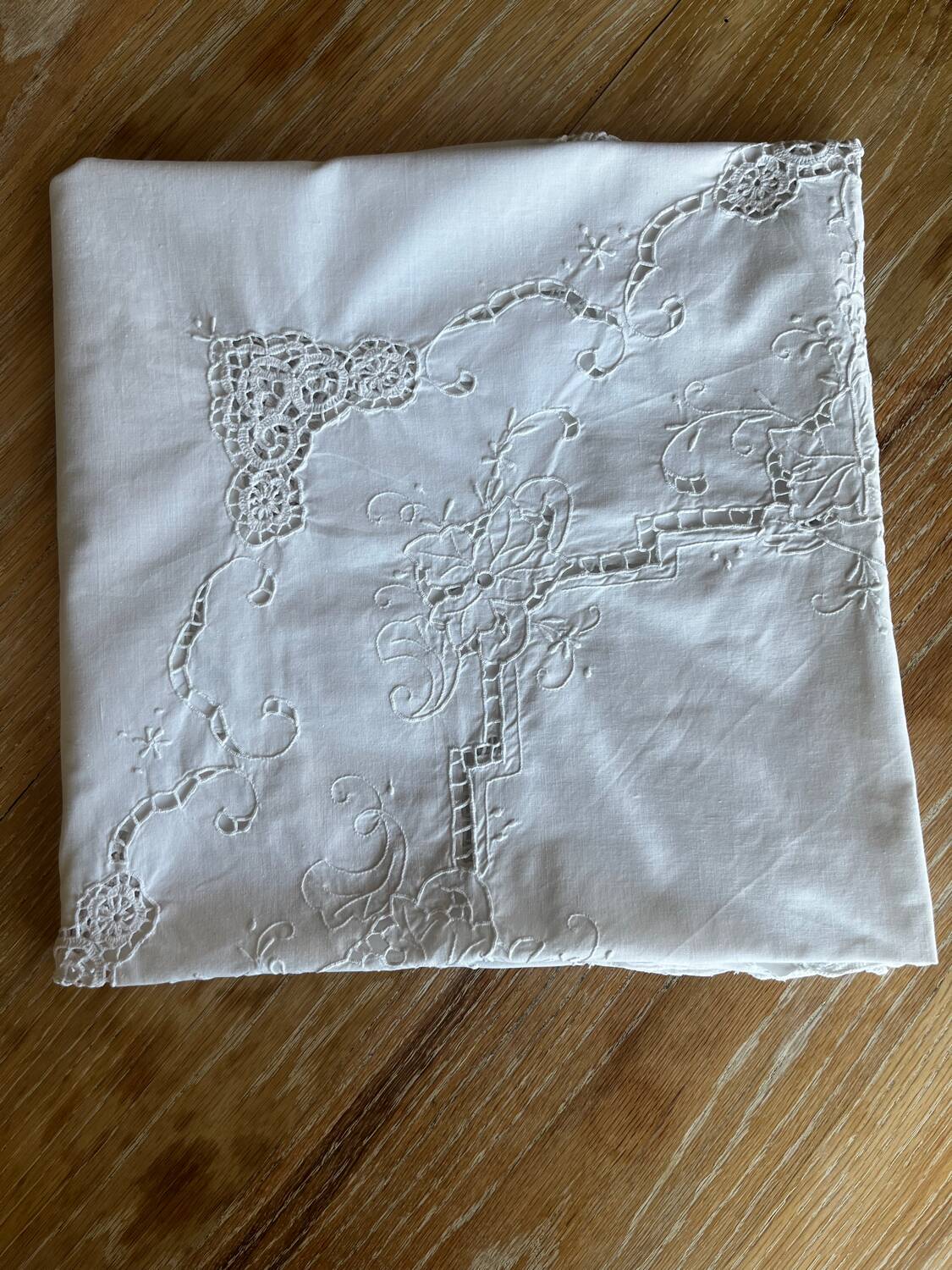 Round embroidered cotton tablecloth