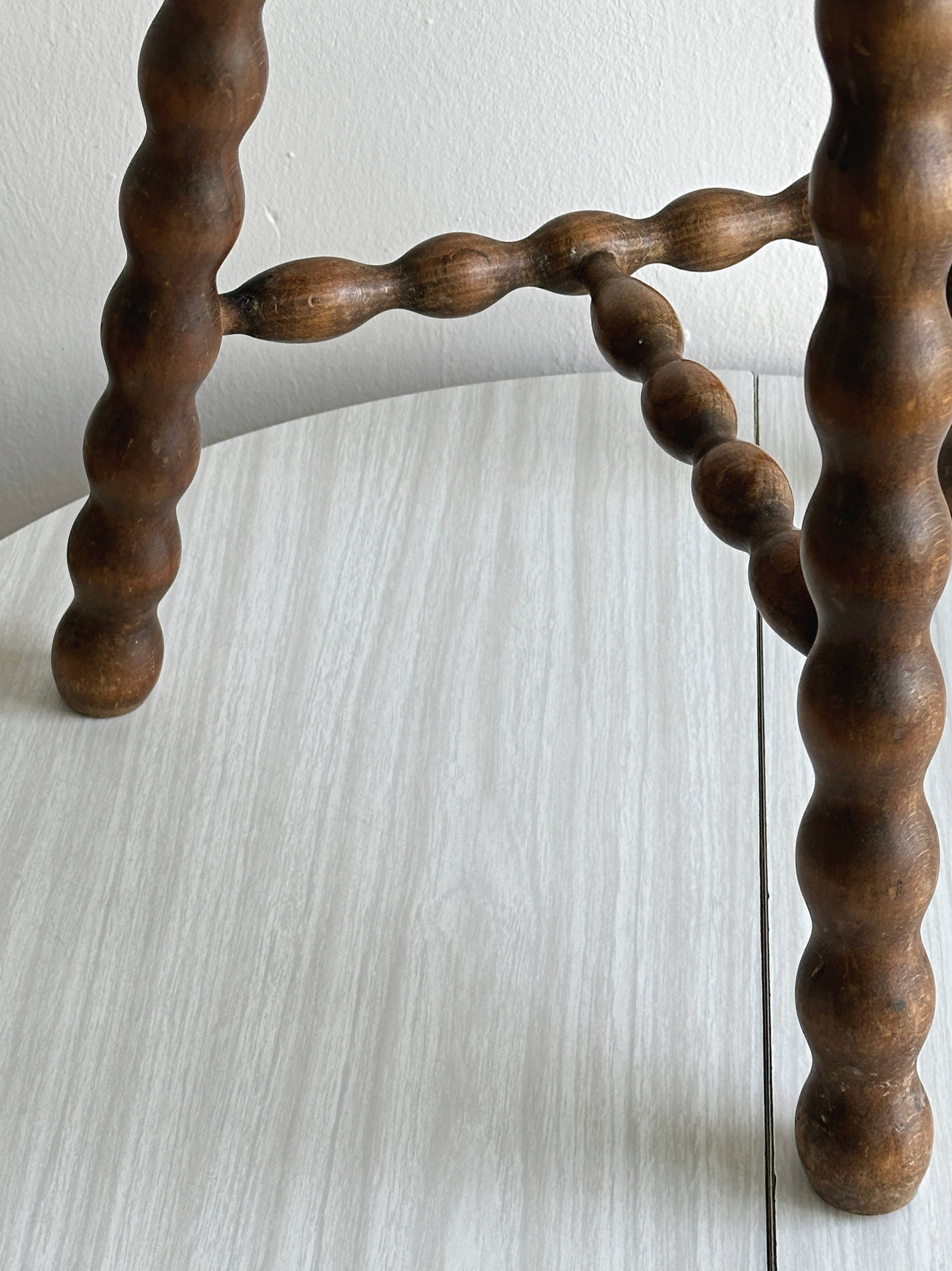 Tabouret tripode ancien en bois torsadé
