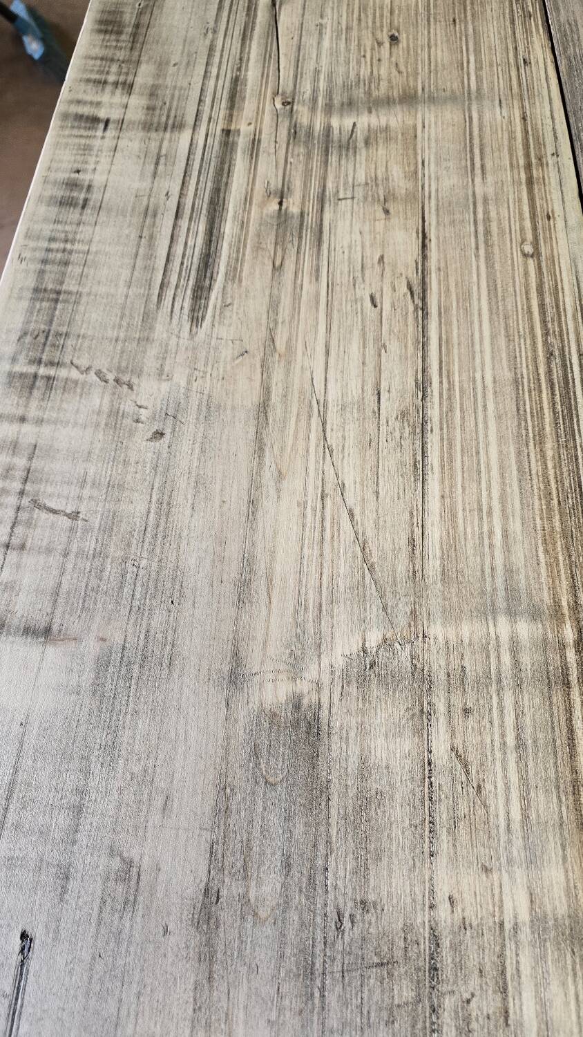 Table ancienne de métier en bois patiné, piètement vert – 105 cm
