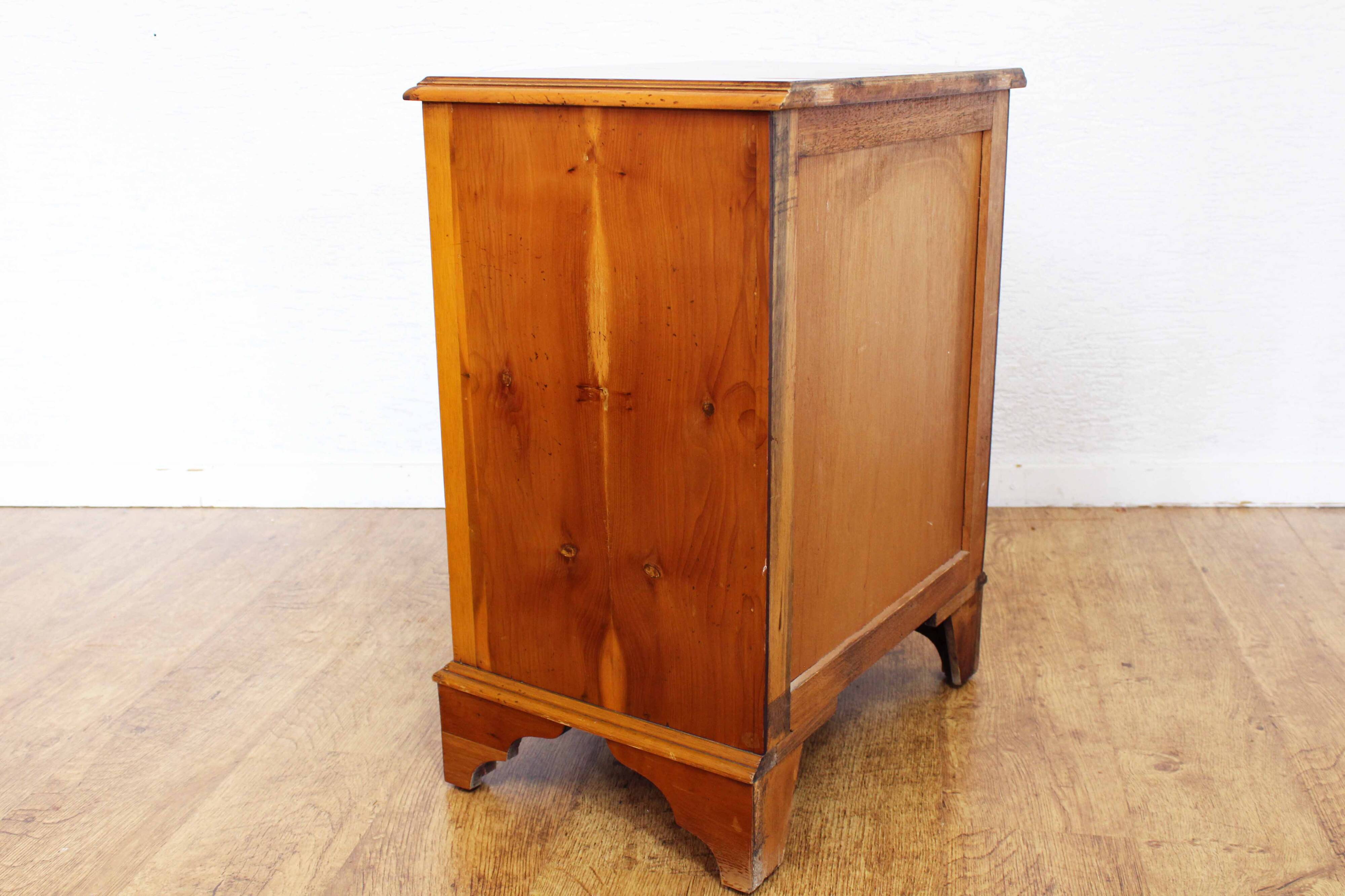 Small vintage chest of drawers