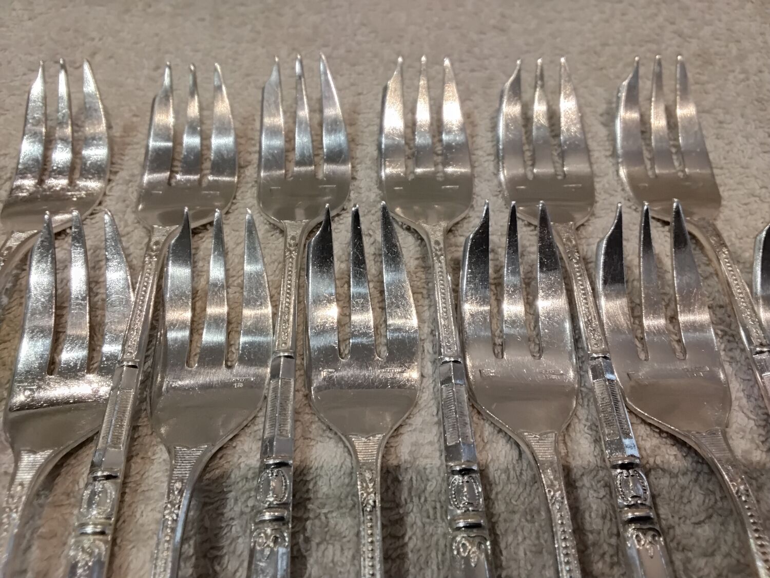 12 silver-plated metal cake forks, Ercuis Russian model.