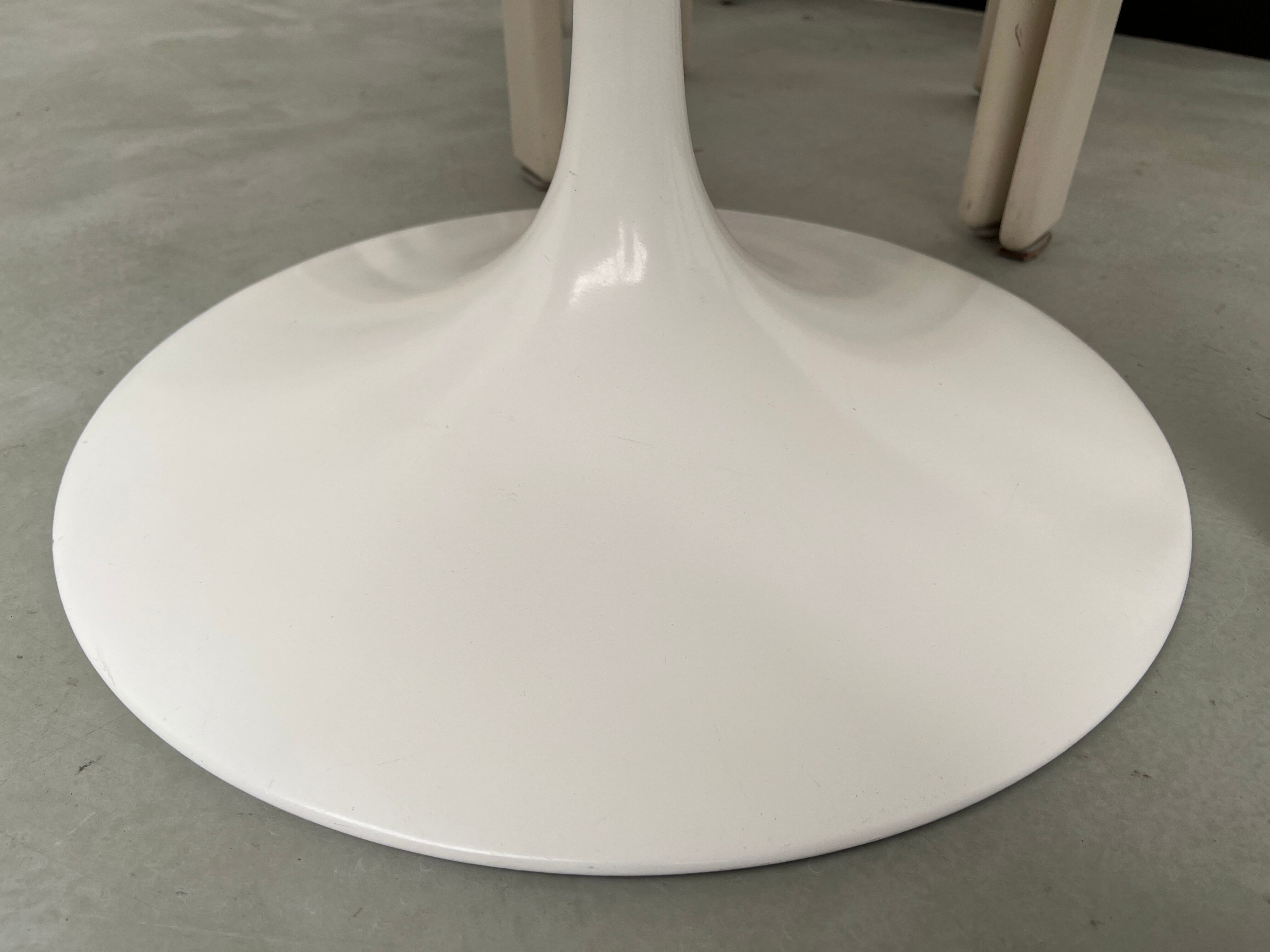 Florence Knoll round table, marble top and tulip base, circa 1960, Eero Saarinen
