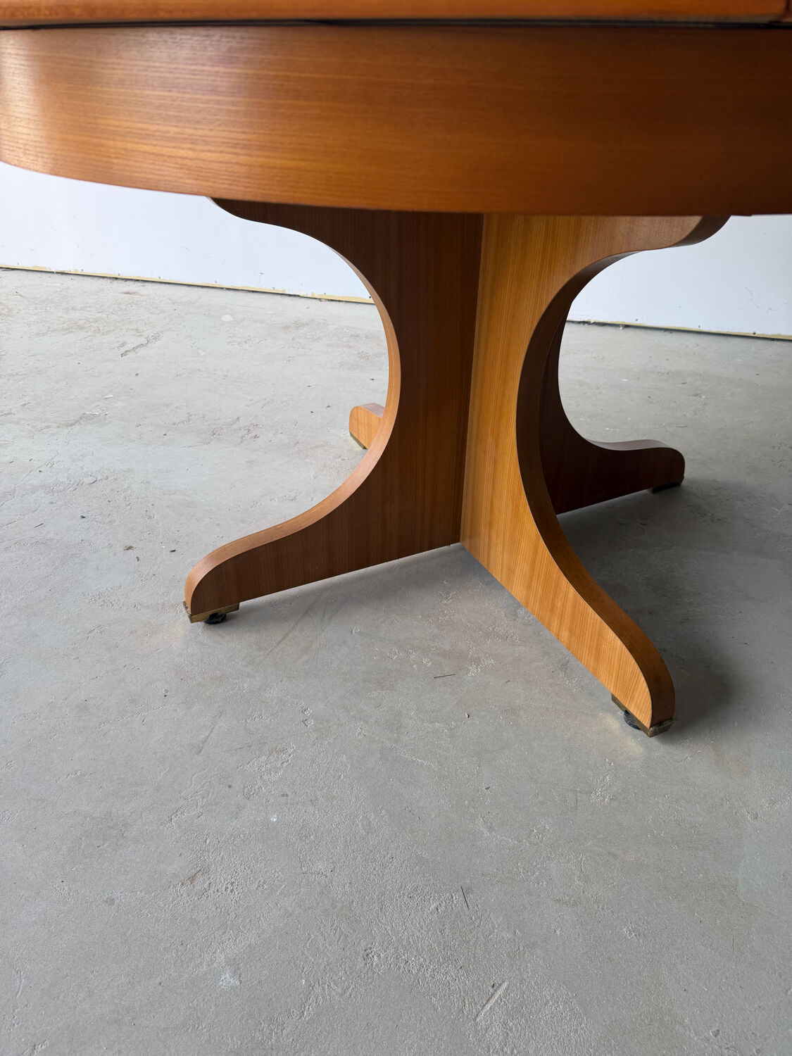 Table à manger extensible ronde à piètement en croix