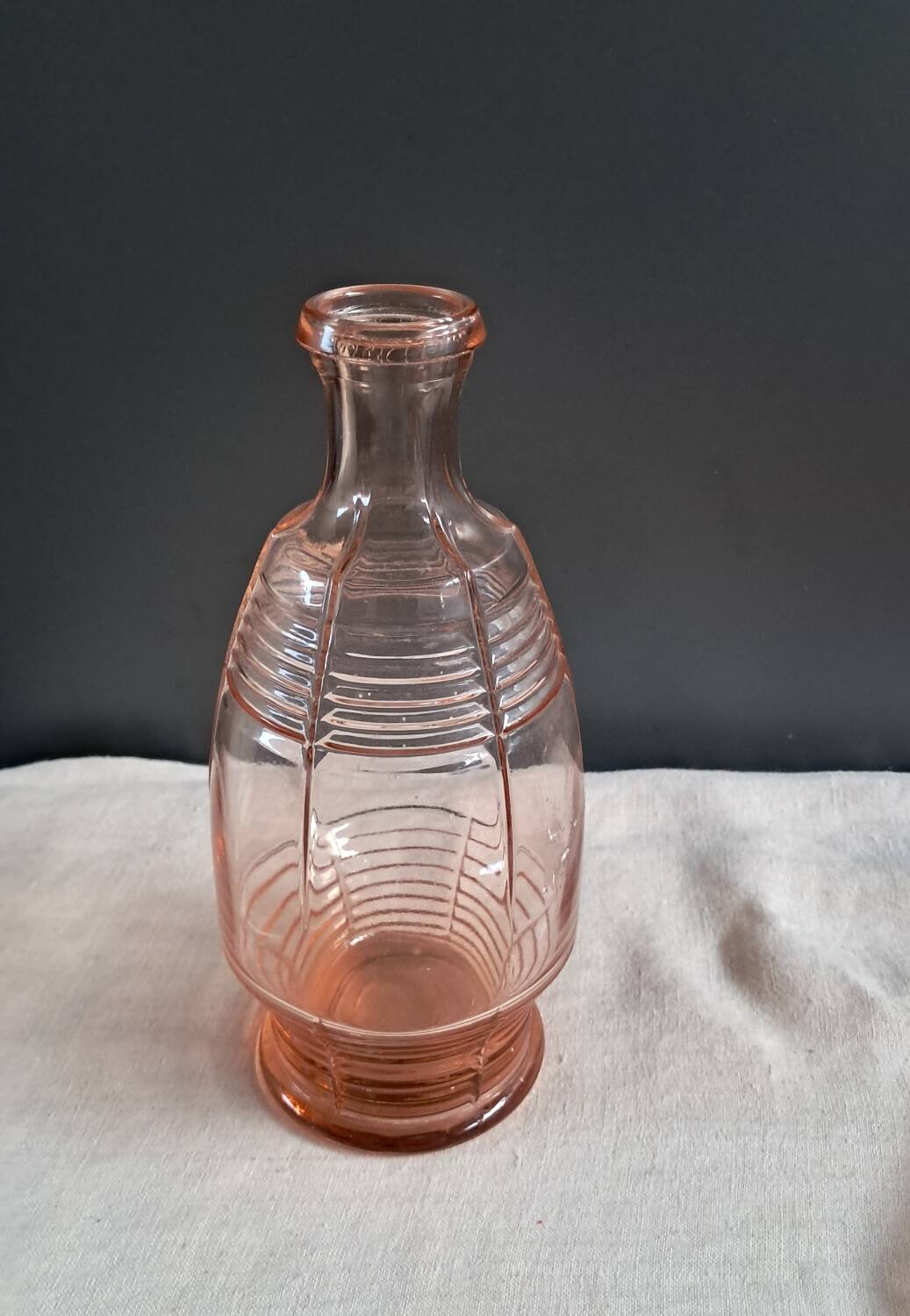 Carafe, verres et plateau en verre rose