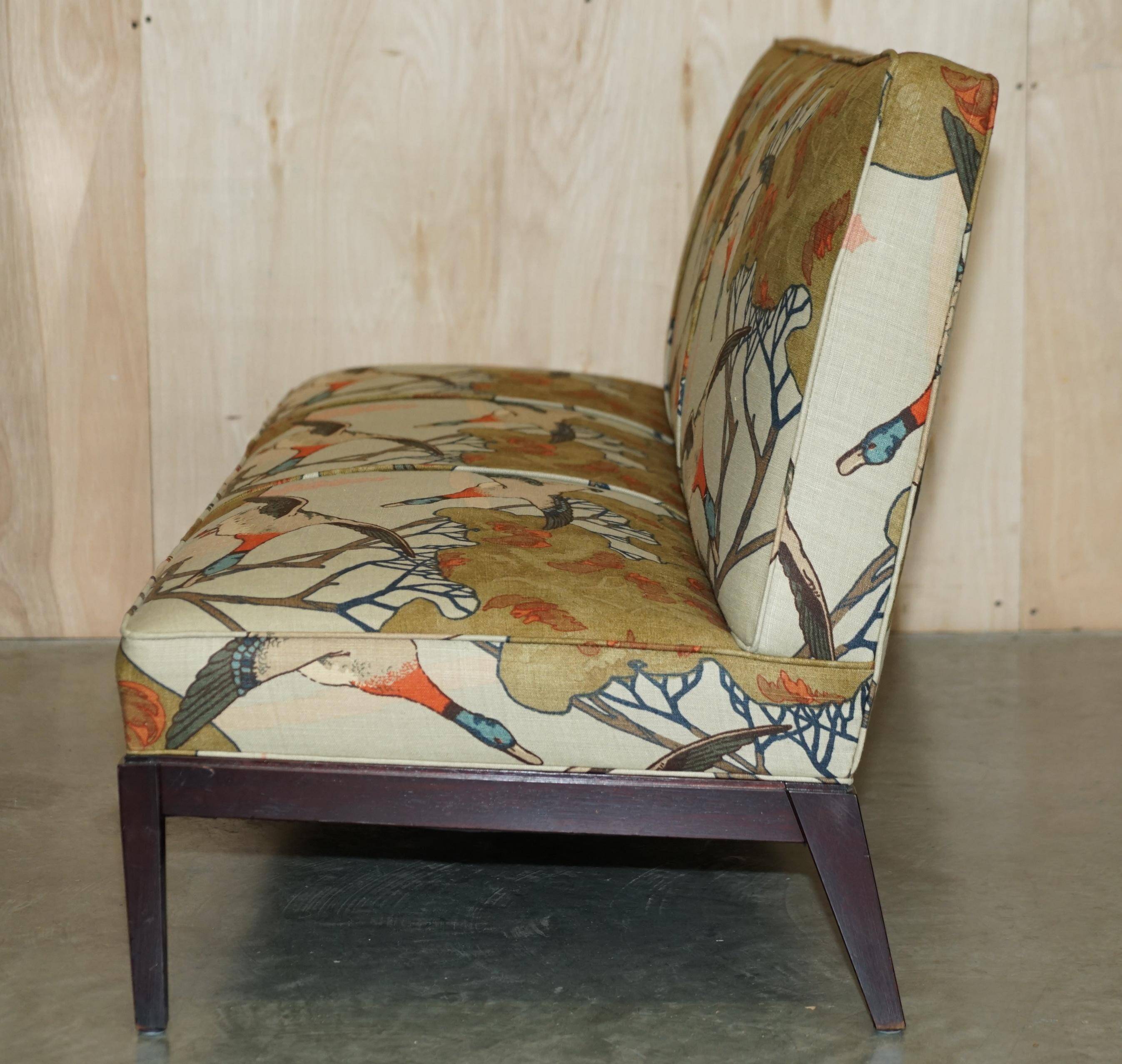 Three-seater canapé George Smith Norris restored in Mulberry linen.