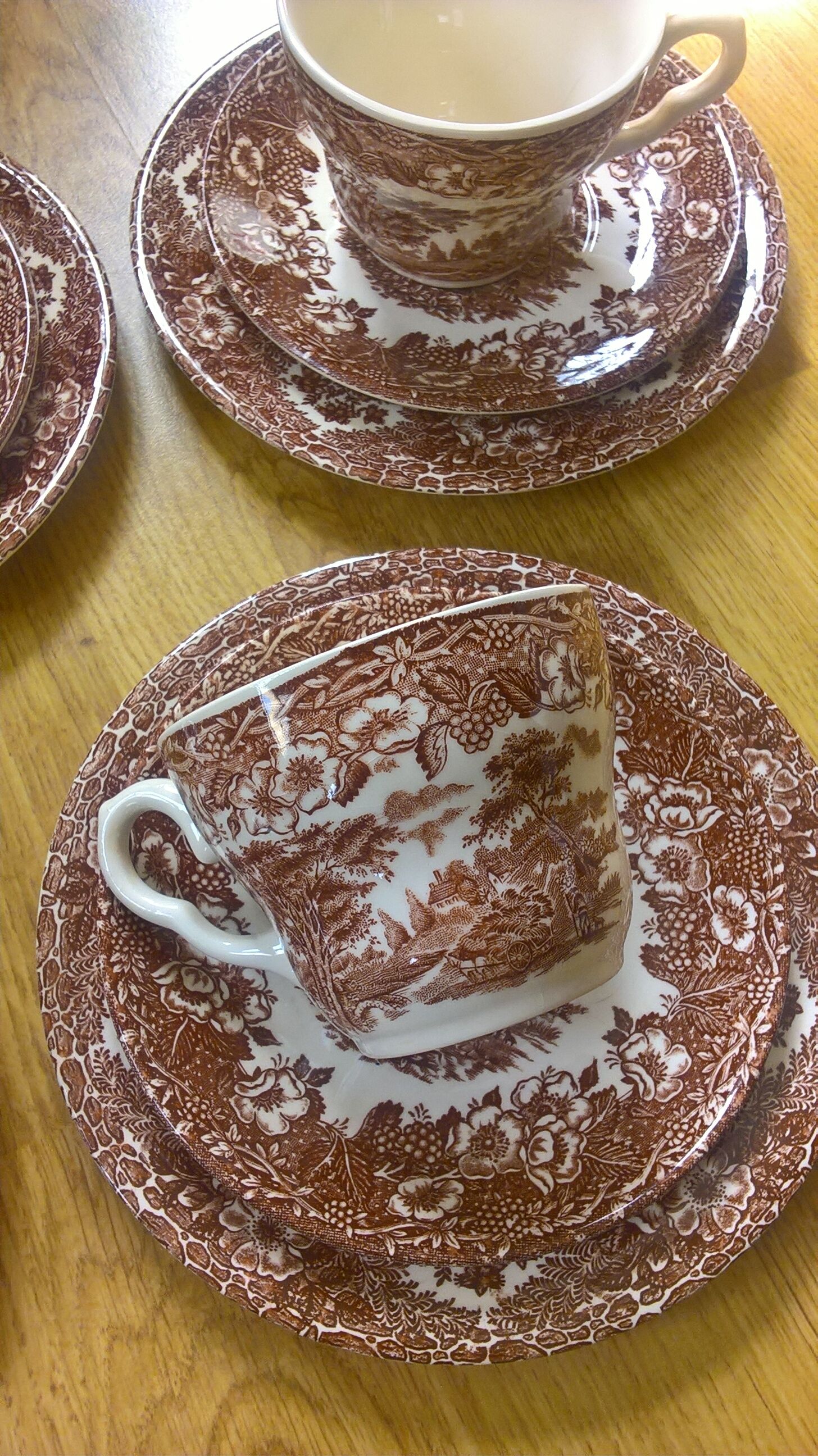 Six assiettes à dessert en porcelaine ironstone anglaise