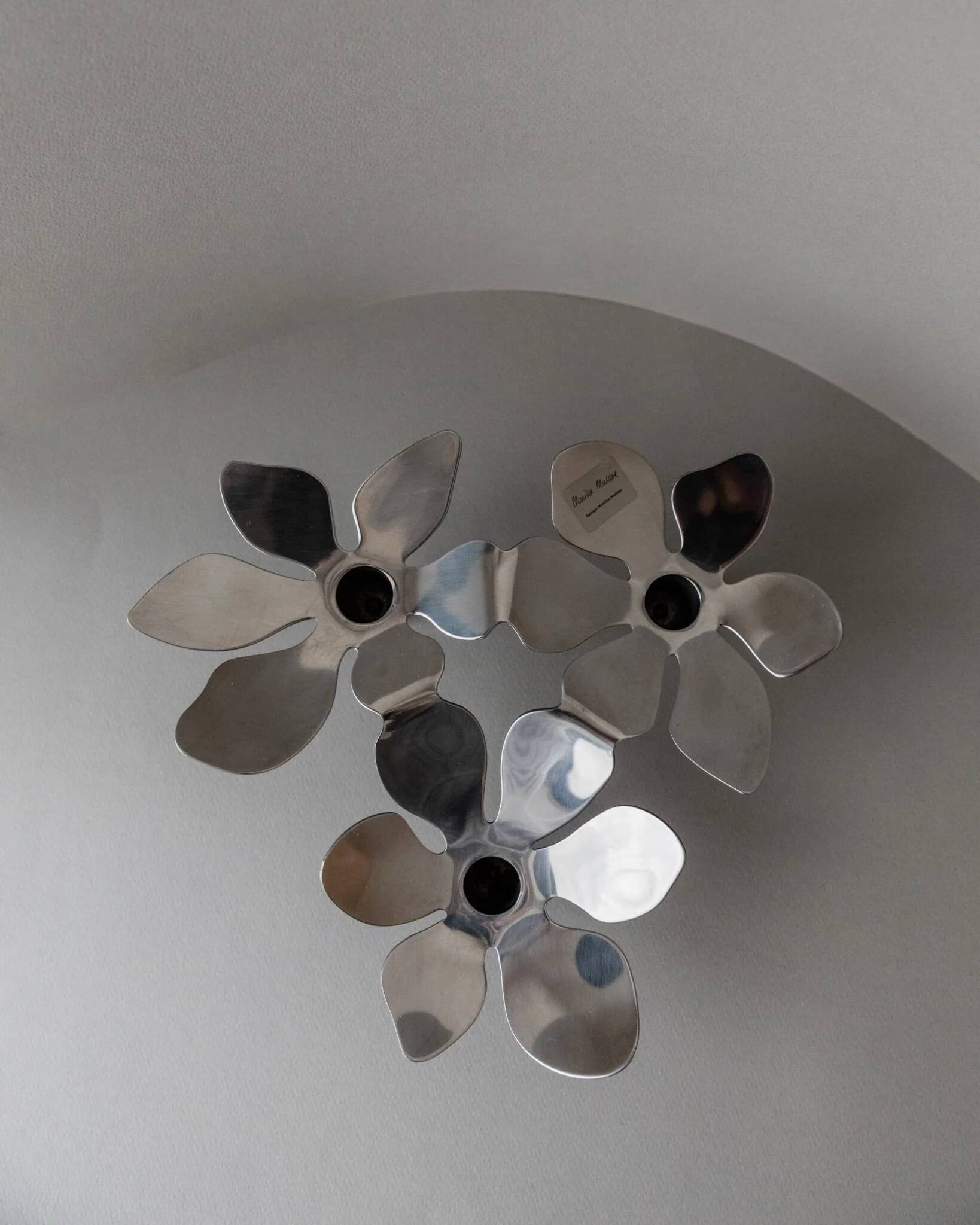 Bougeoir en acier inoxydable argenté par Monica Mulder pour Ikea, en forme de fleur, pour 3 bougies, Suède, années 1990.