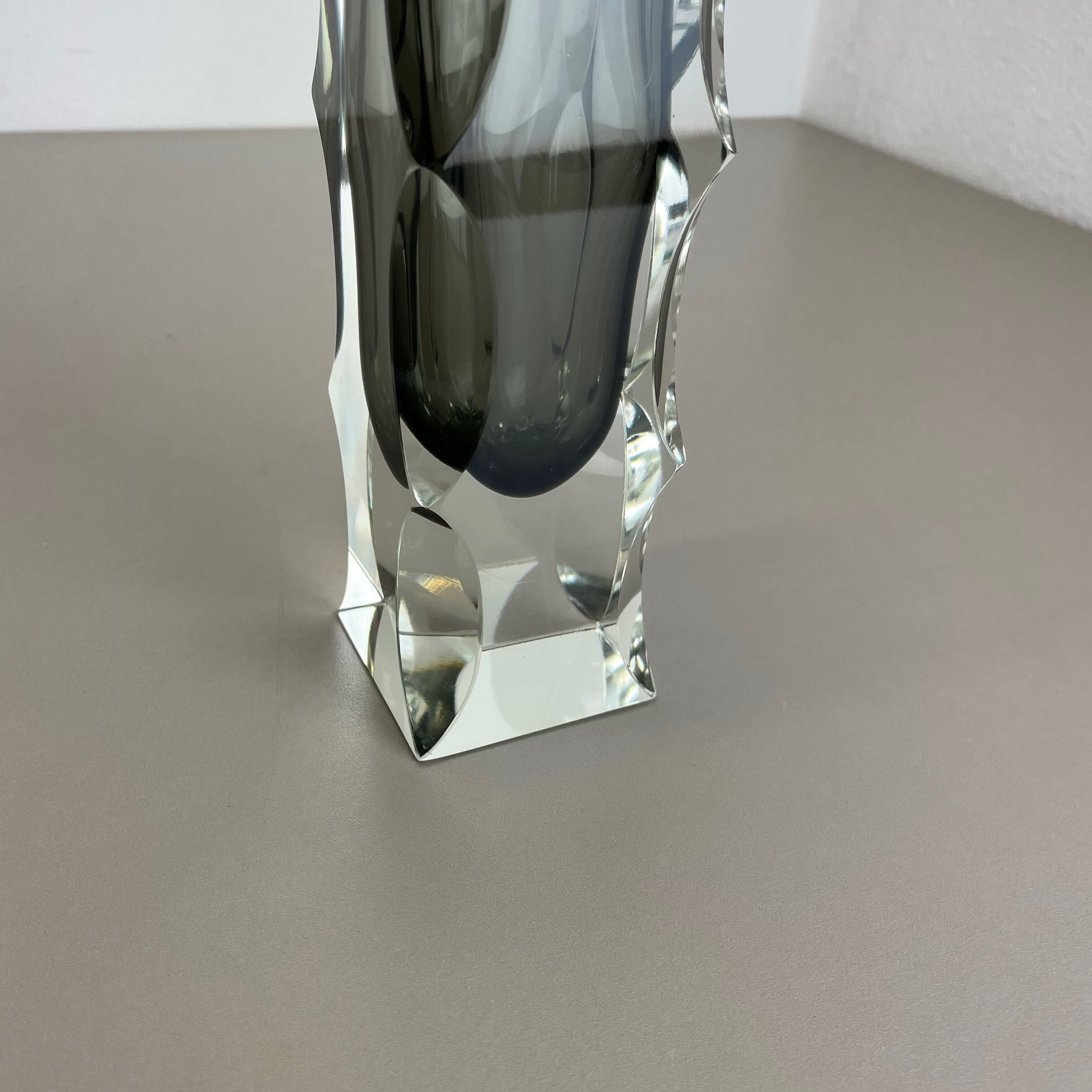 Extra Large Mandruzzato Faceted Glass Sommerso Vase Made in Murano, Italy 1970s