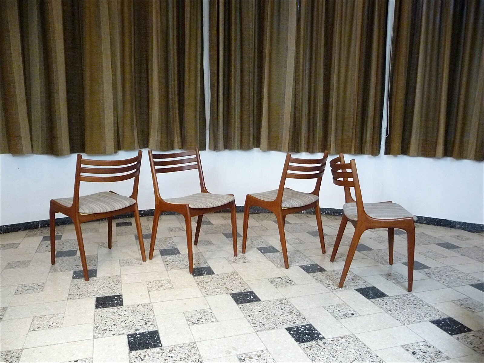 Ensemble de 4 chaises de salle à manger en teck scandinaves modernes, Danemark années 1960.