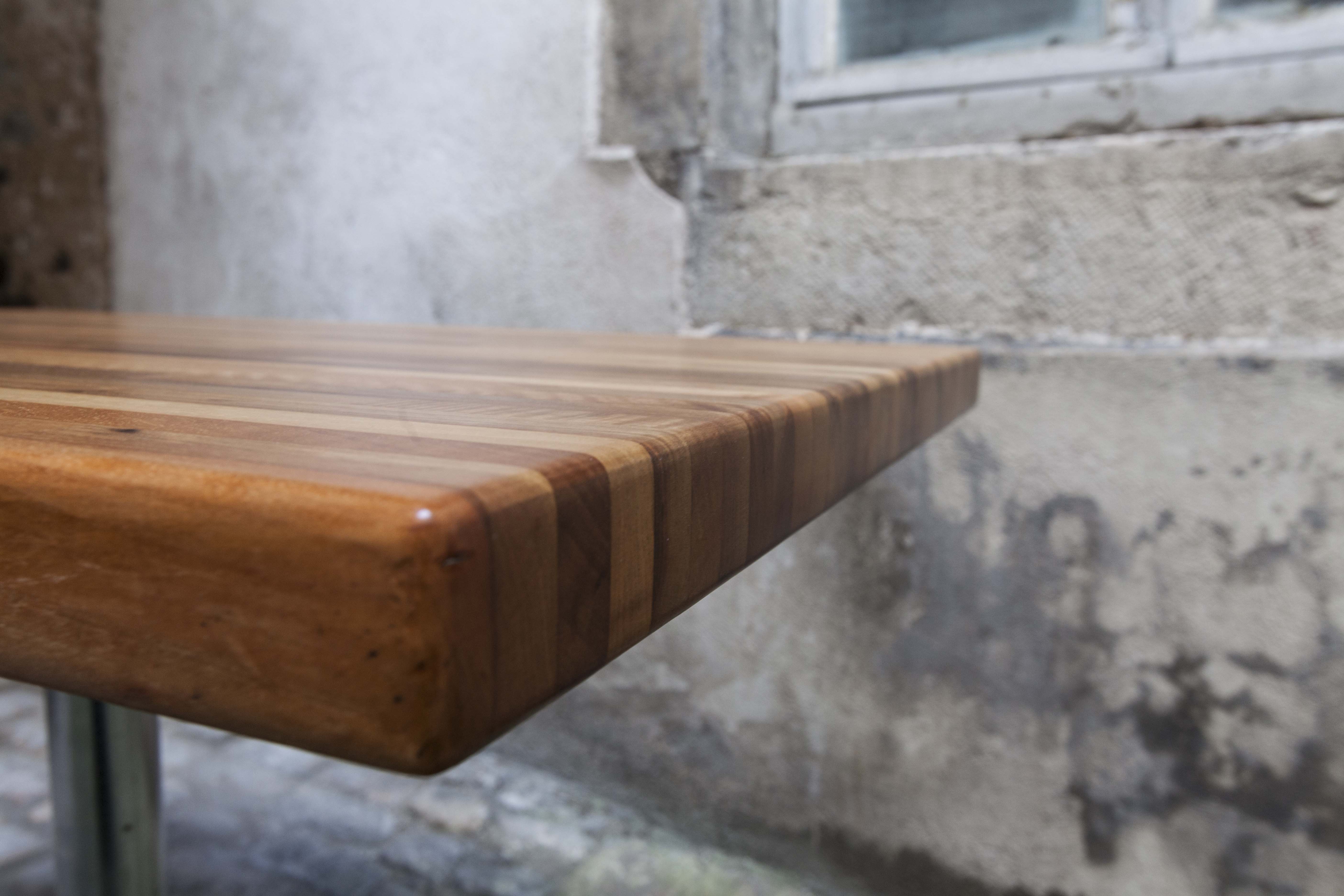 Table en noyer lamellé collé des années 60
