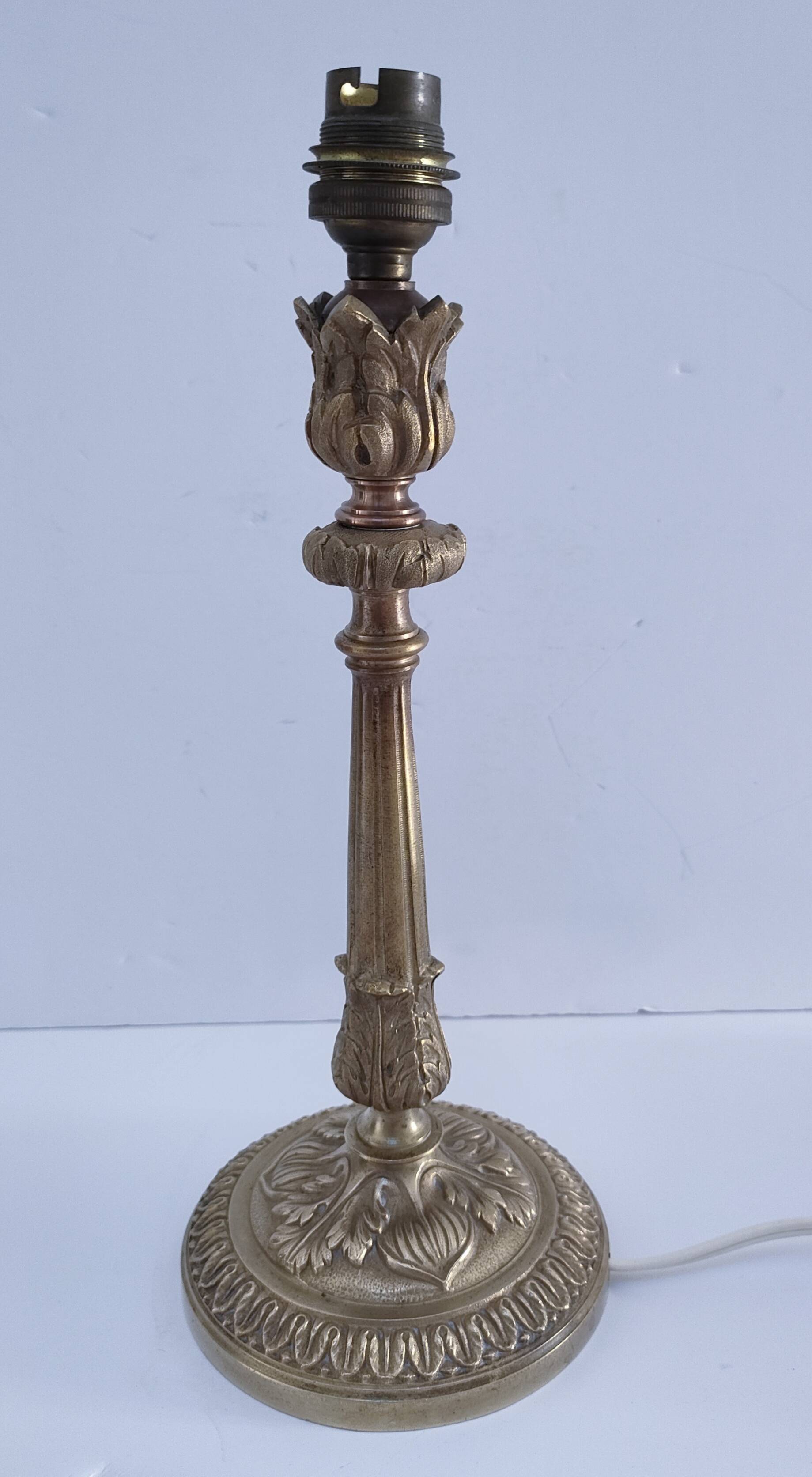 Pied de lampe bronze décor feuillagé