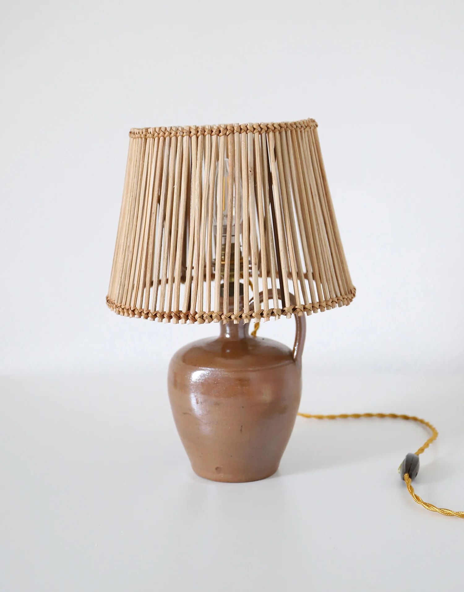 Lampe à poser artisanale "Héritage Alsacien" – Grès au sel et lumière graphique