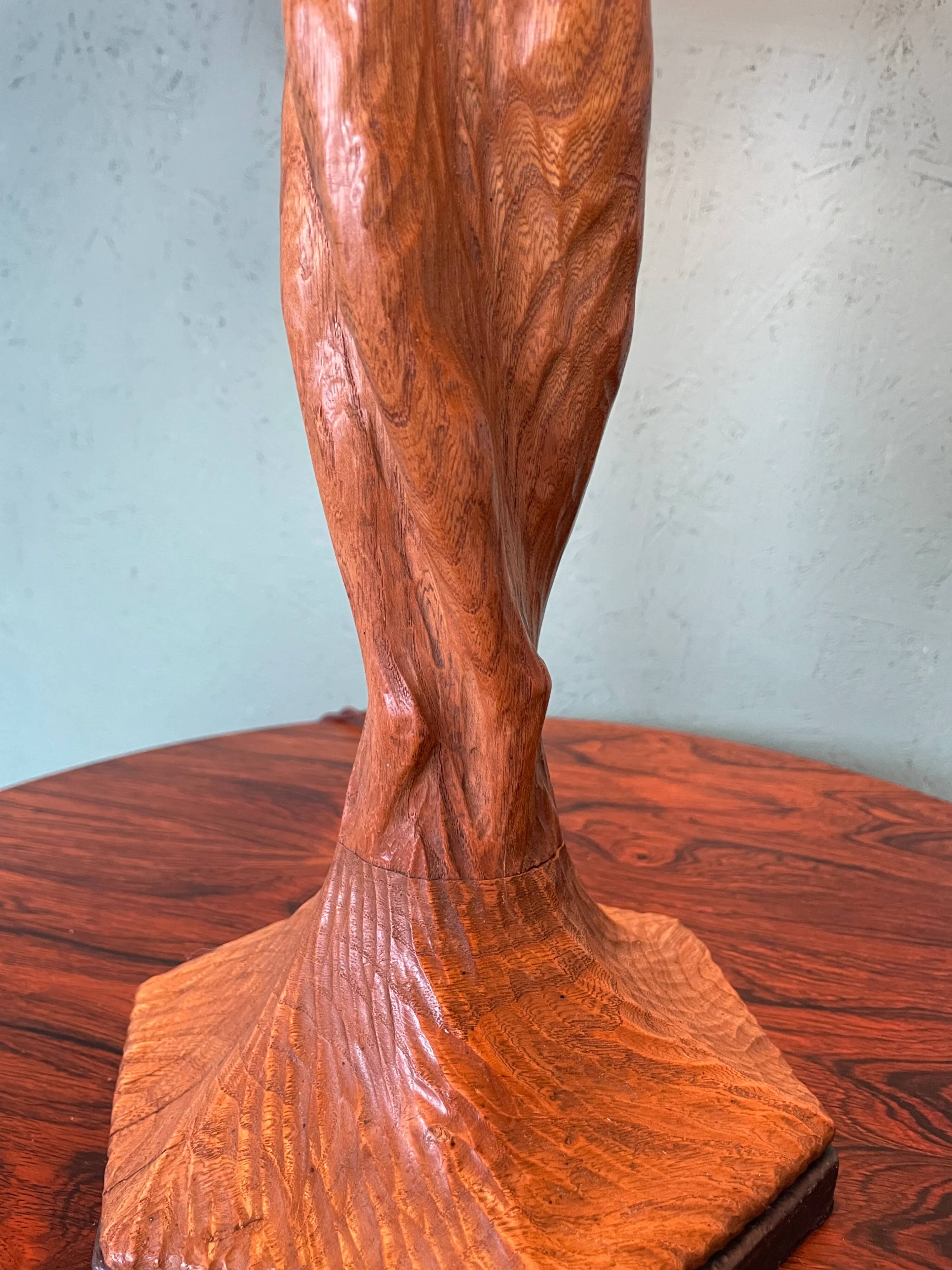 Pied de lampe de table en chêne sculpté frappante et grande (75 cm) attribuée à un sculpteur scandinave.